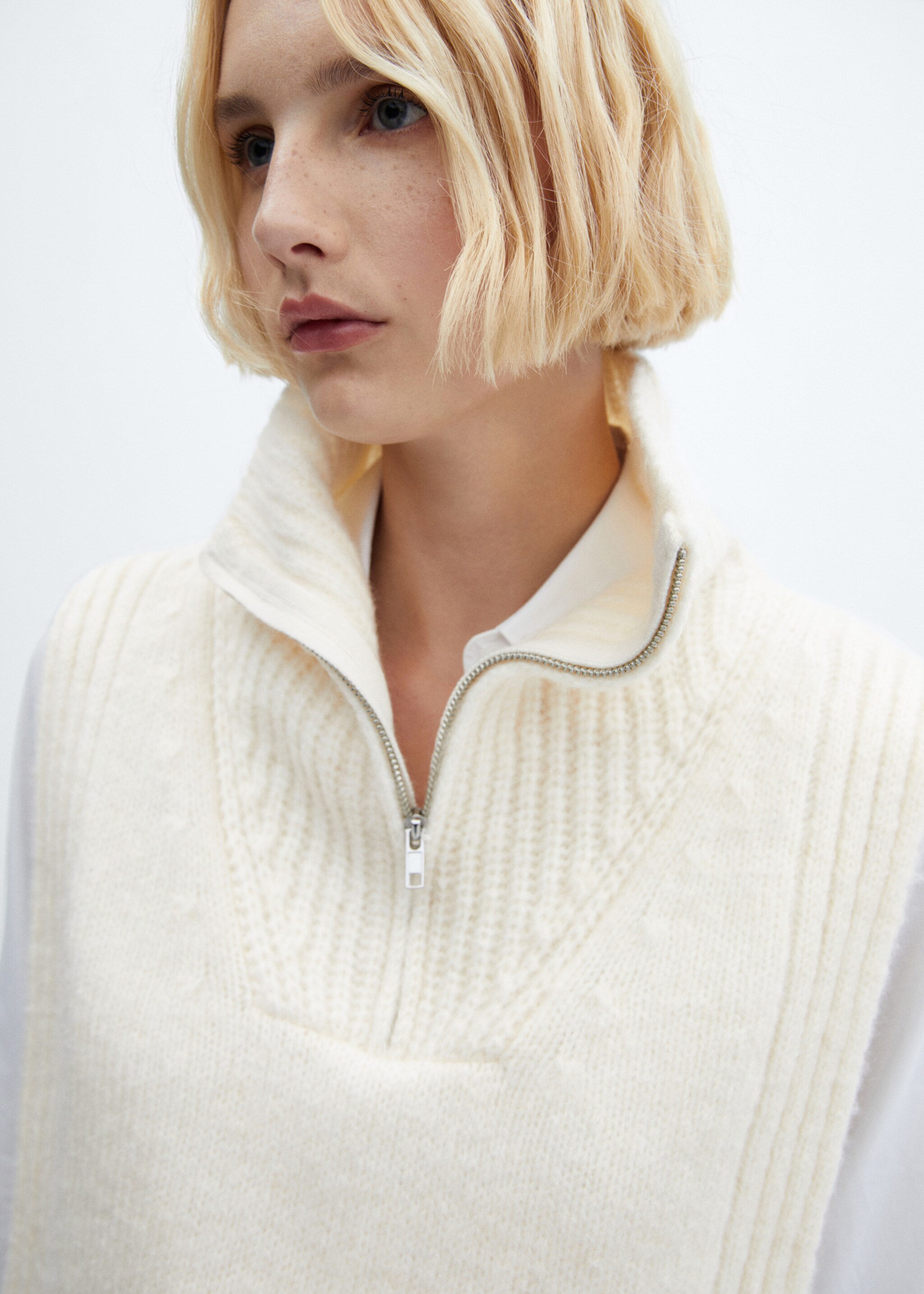 Open-sided gilet with zip neck - Details of the article 1, Vanilla. Ref: 57015797-00.