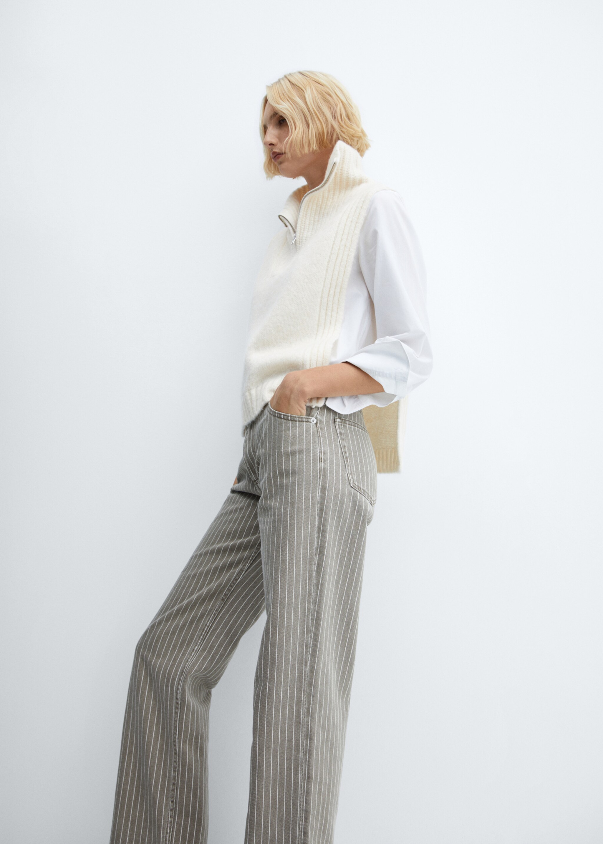 Open-sided gilet with zip neck - Details of the article 2, Vanilla. Ref: 57015797-00.