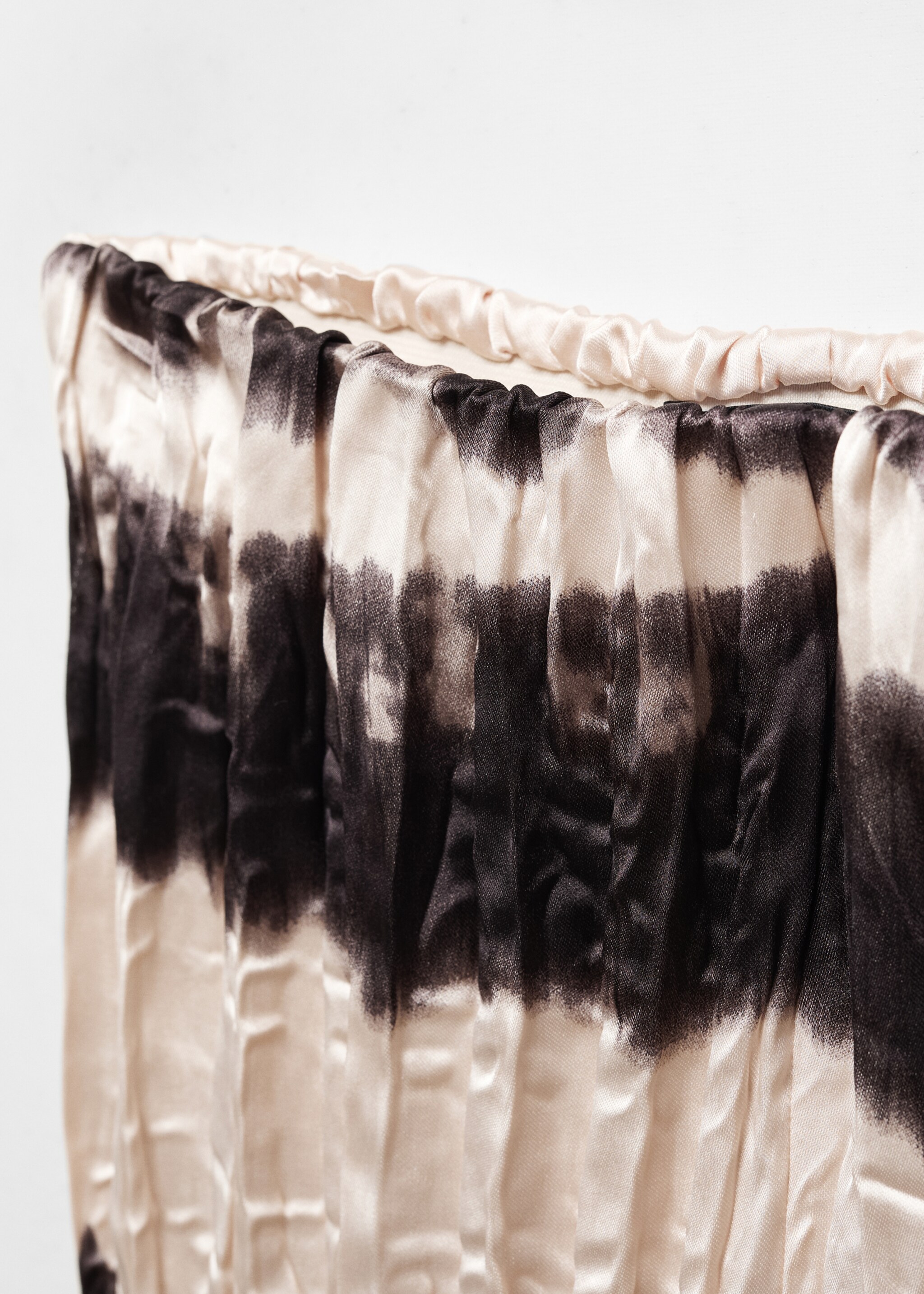 Tie-dye pleated trousers - Details of the article 8, Ecru. Ref: 57016031-00.