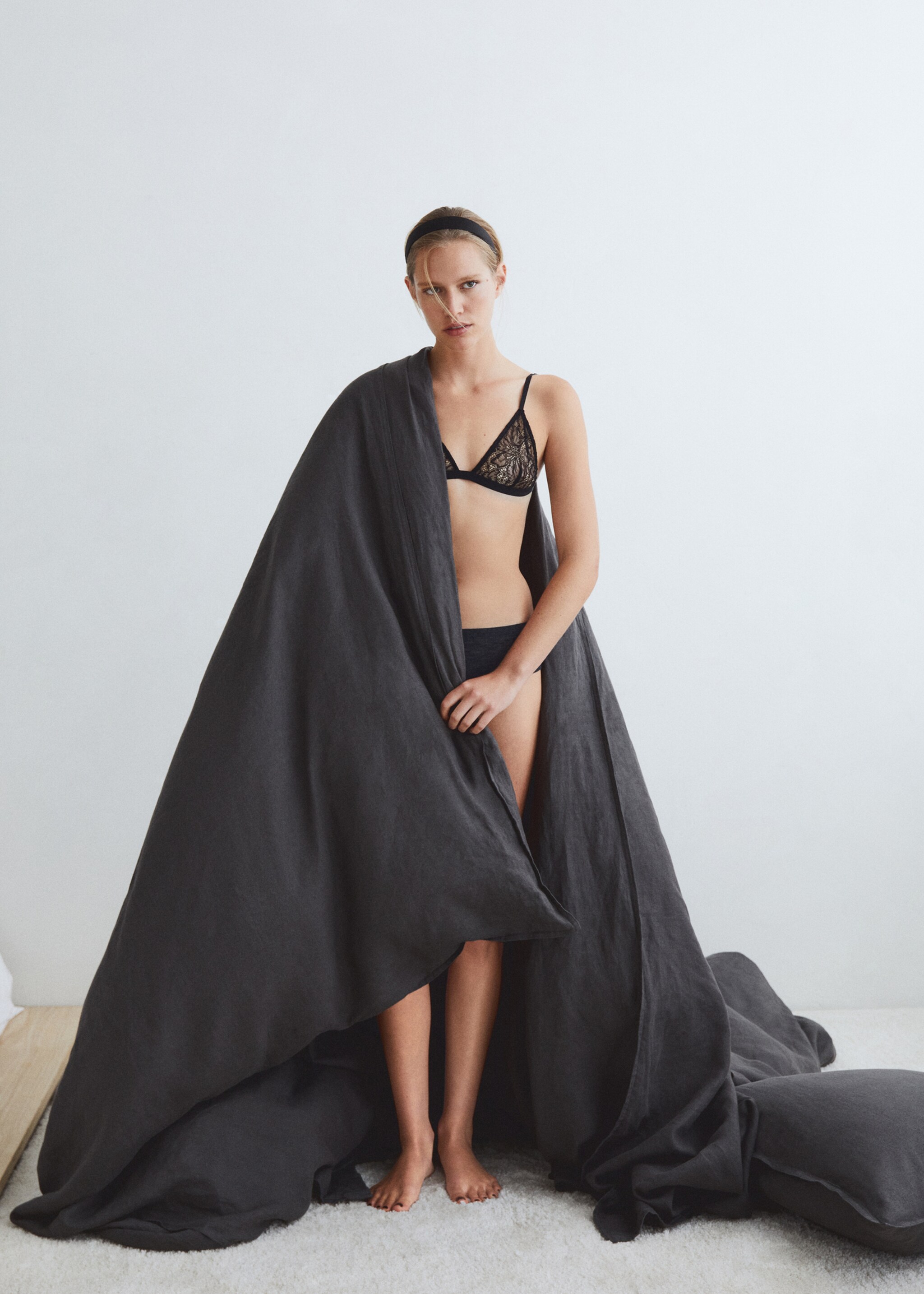 100% linen duvet cover for king bed - Details of the article 7, Dark Navy. Ref: 57016320-00.