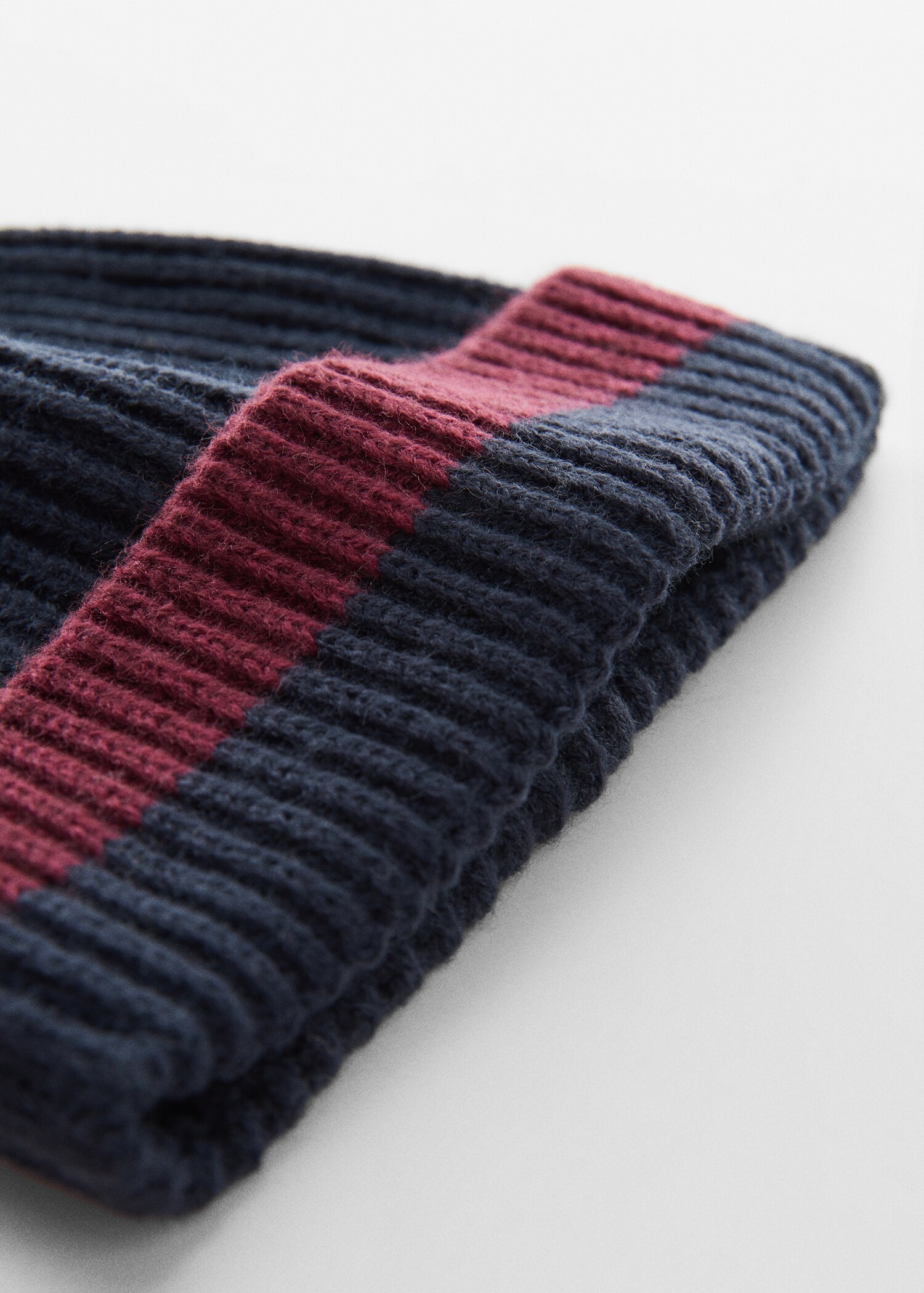Zweifarbige Strickmütze - Mittlere Ansicht