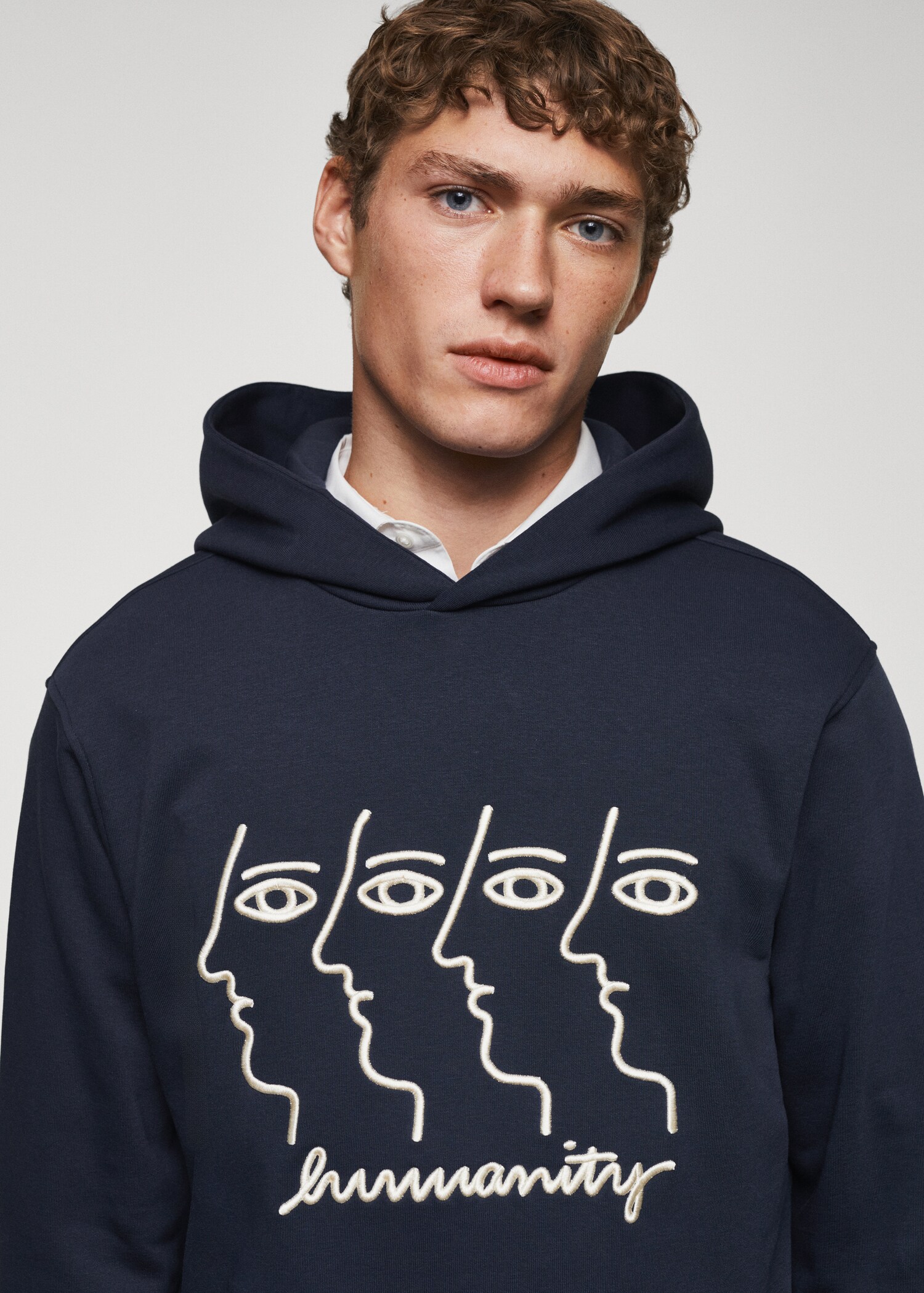 Kapuzenpullover mit Stickerei - Detail des Artikels 1