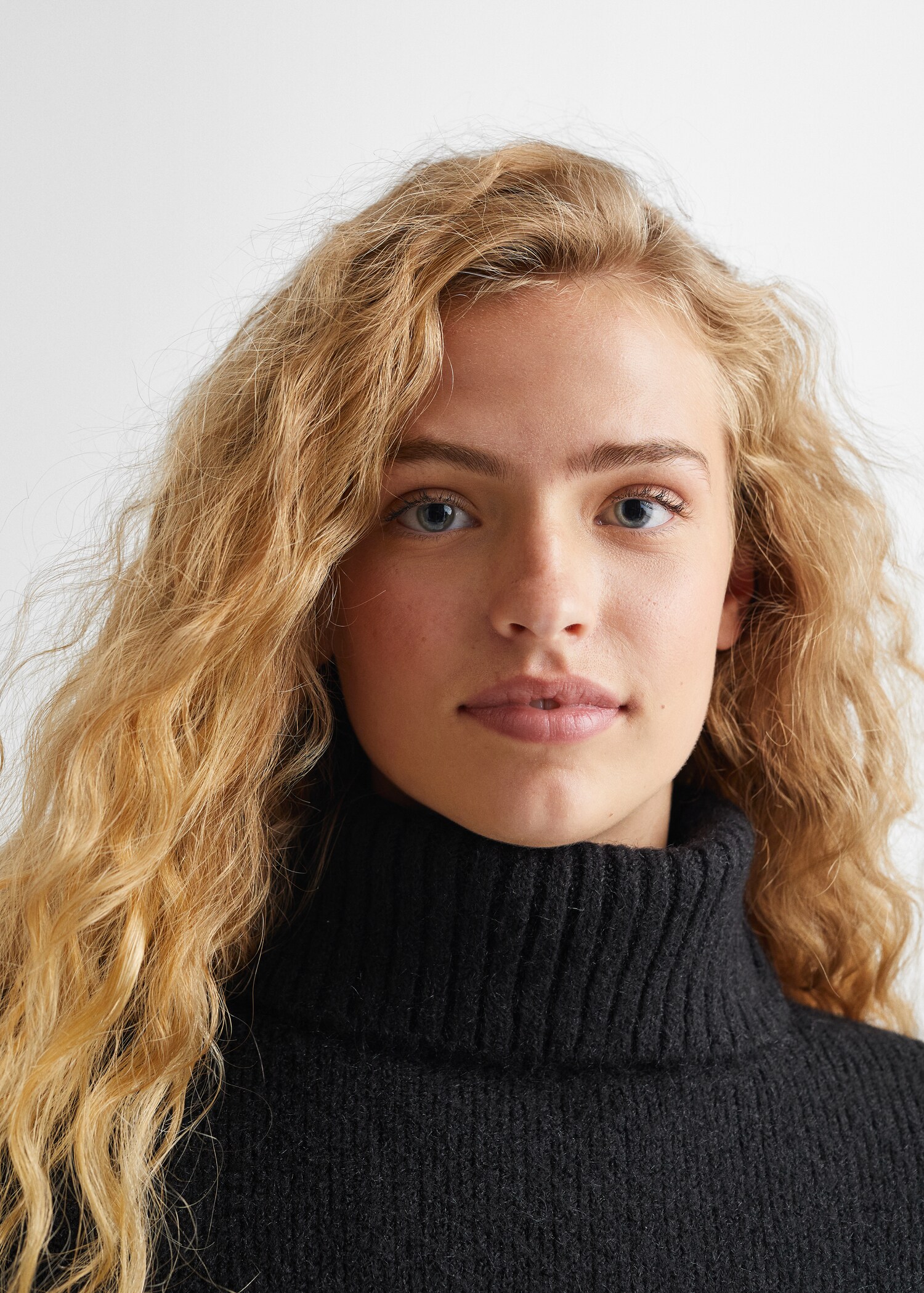 Turtleneck knit sweater - Details of the article 1