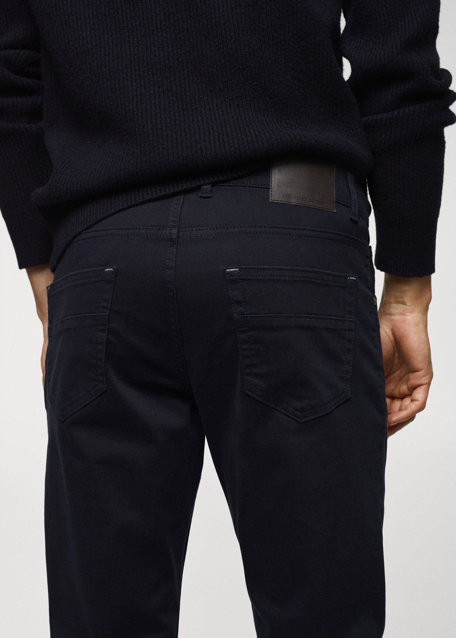 Pantaloni slim fit din bumbac elastic - Detaliu al articolului 4