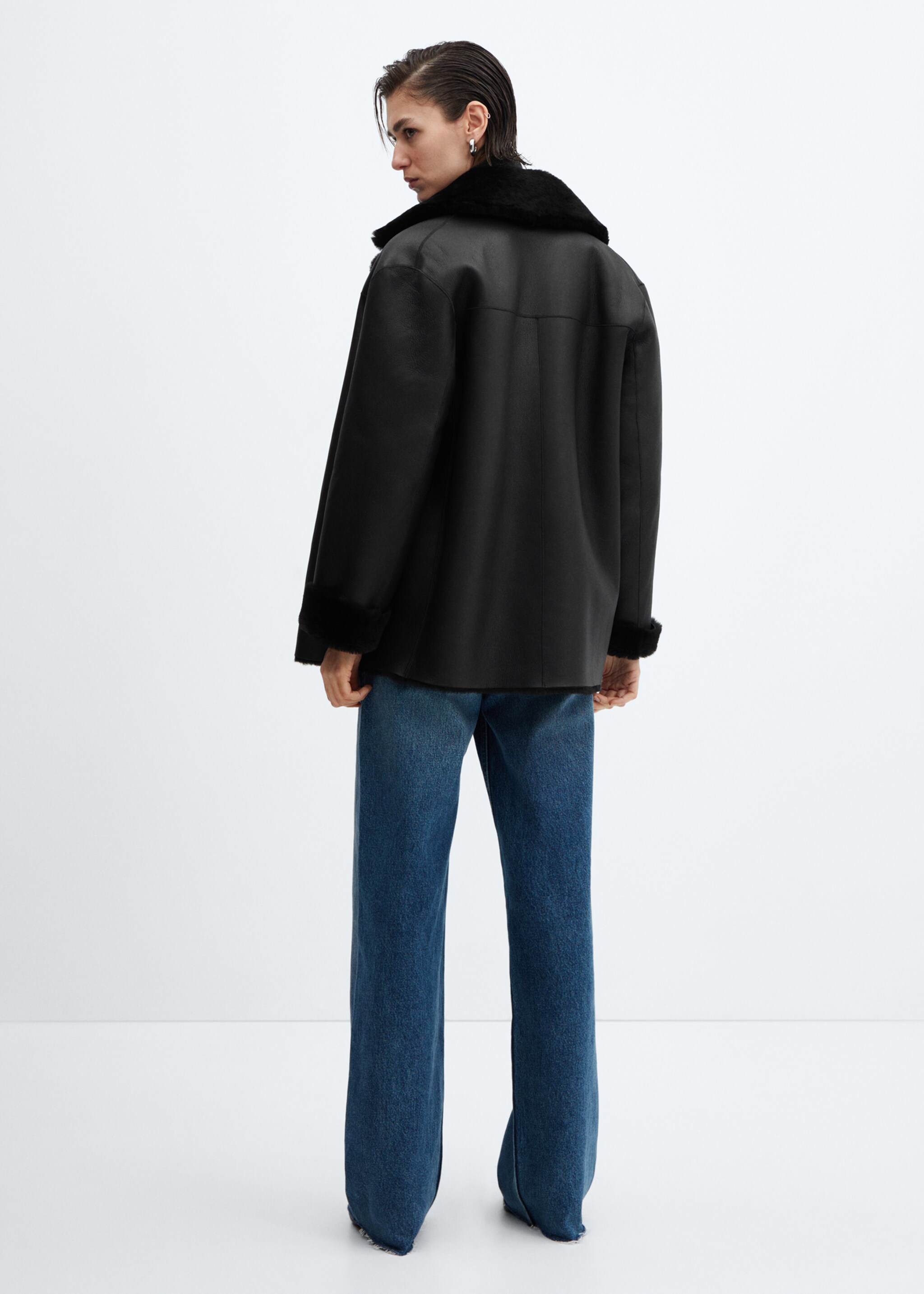 Shearling-lined leather jacket - Reverse of the article