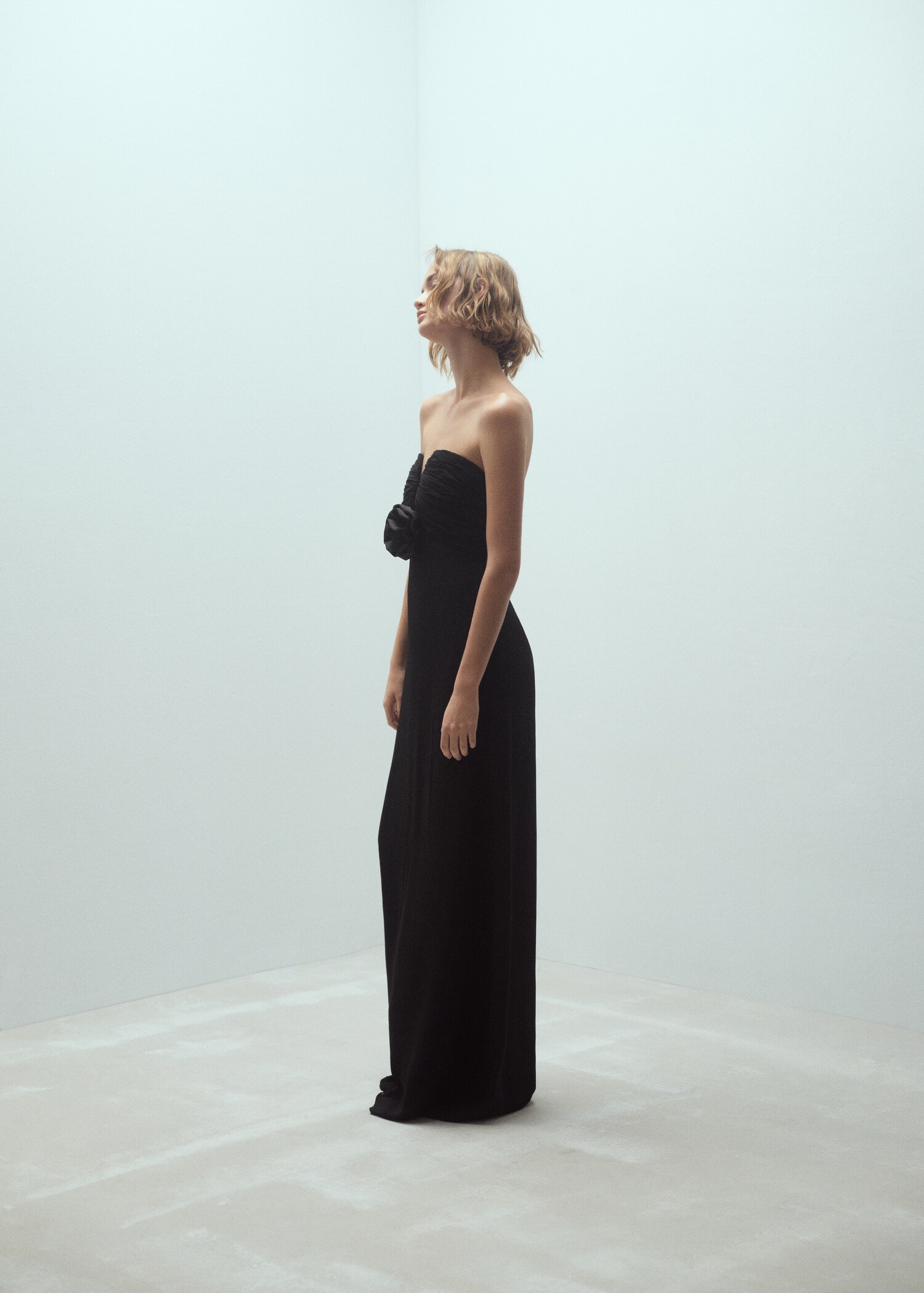 Dress with flower detail and sweetheart neckline - Details of the article 2