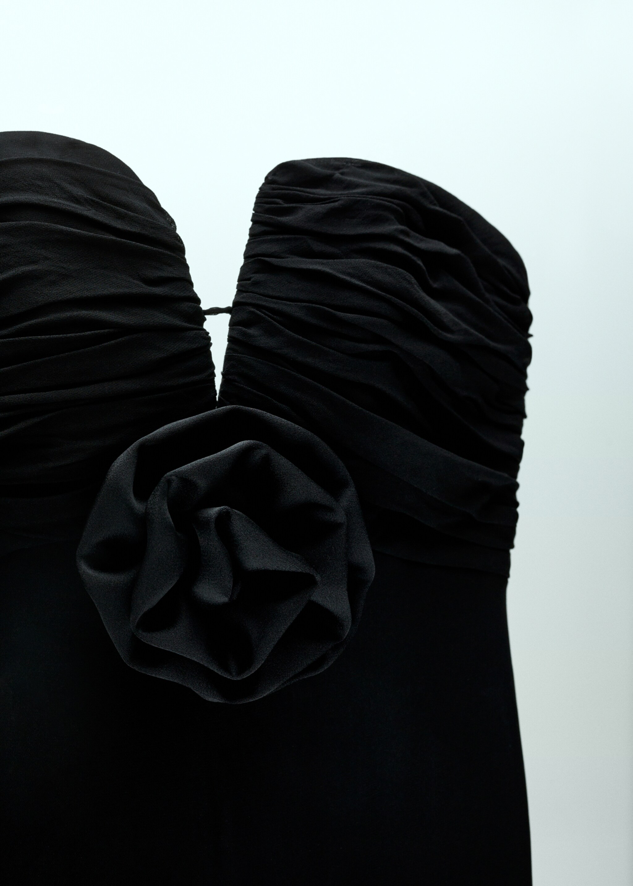 Kleid mit Herzausschnitt und Blumendetail - Detail des Artikels 8