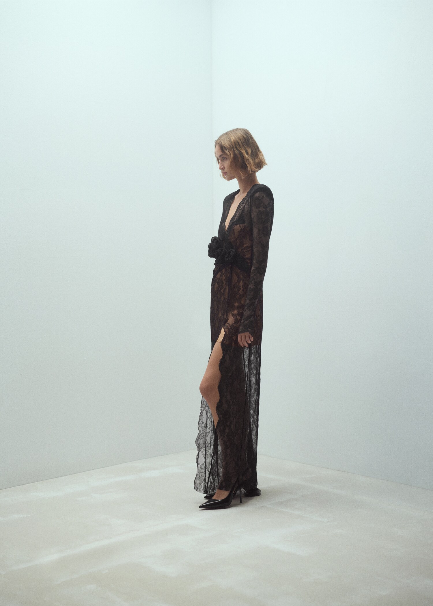 Lace dress with flower detail - Details of the article 2