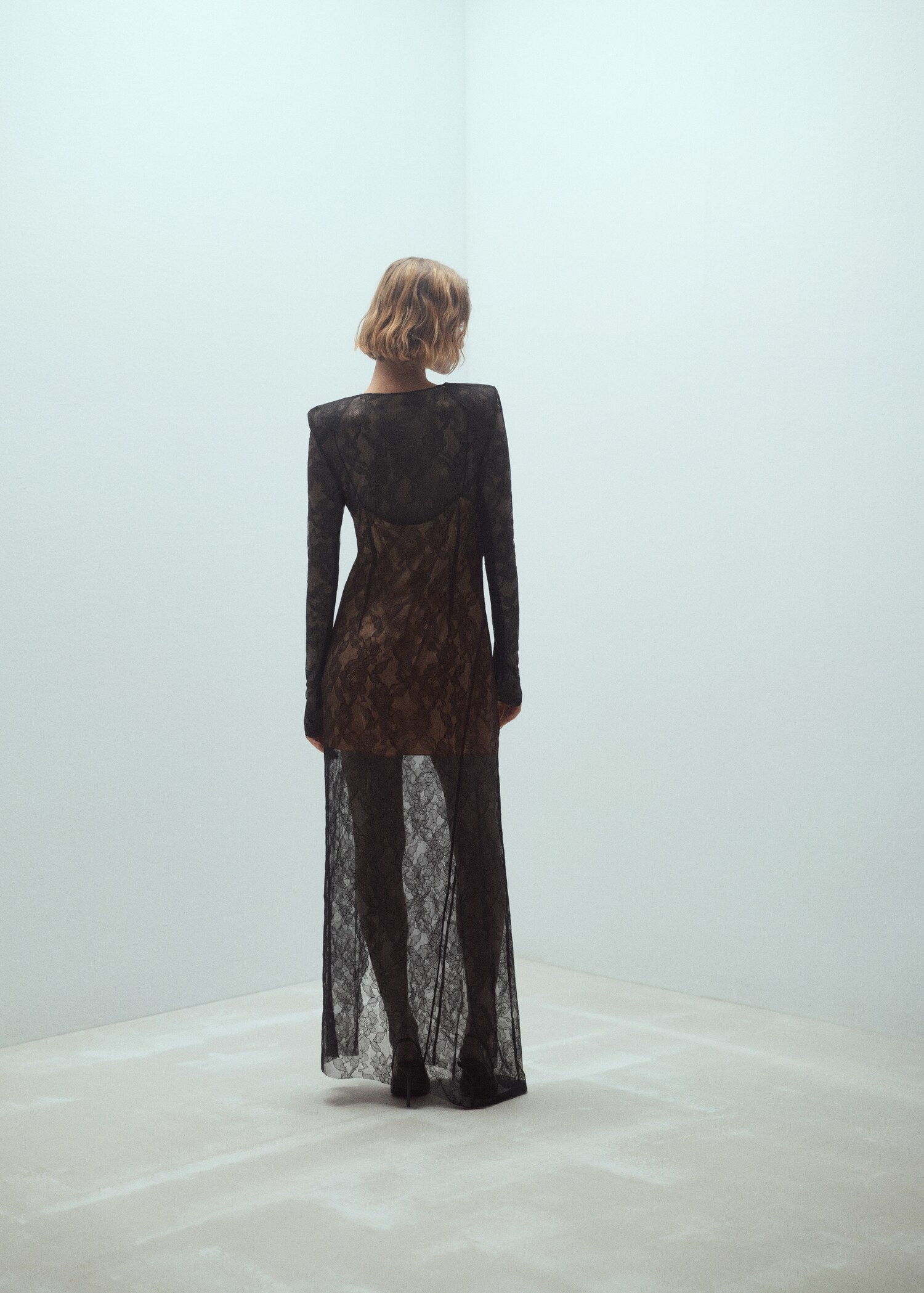 Lace dress with flower detail - Reverse of the article