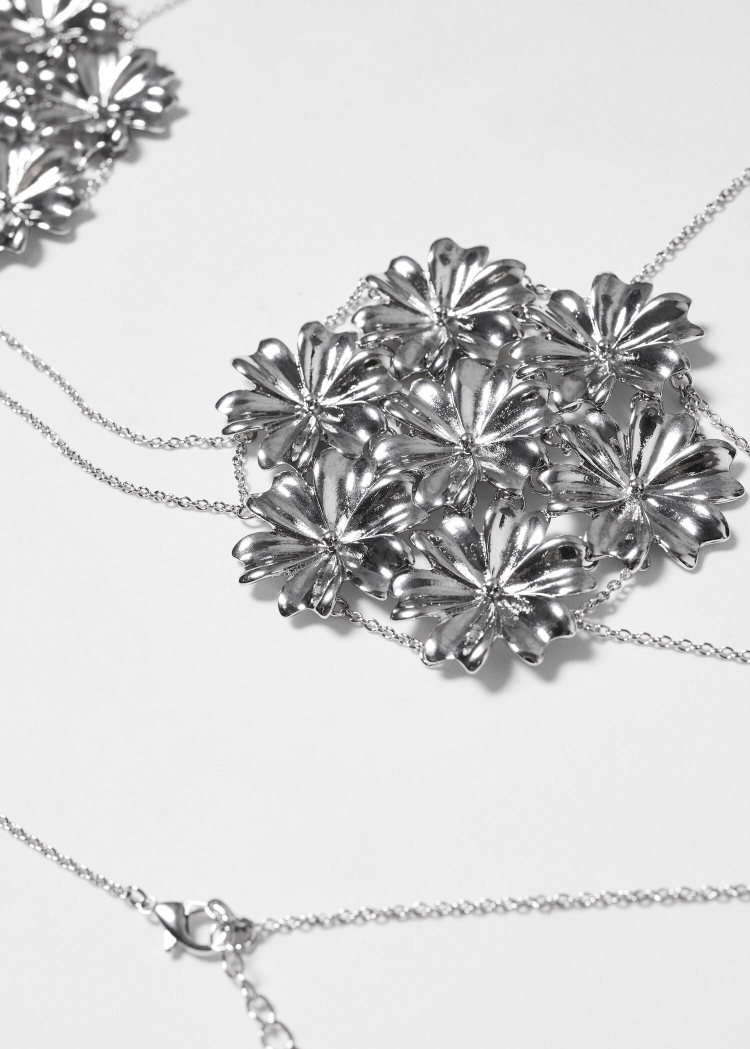 Bijou corps fleurs métalliques - Plan moyen