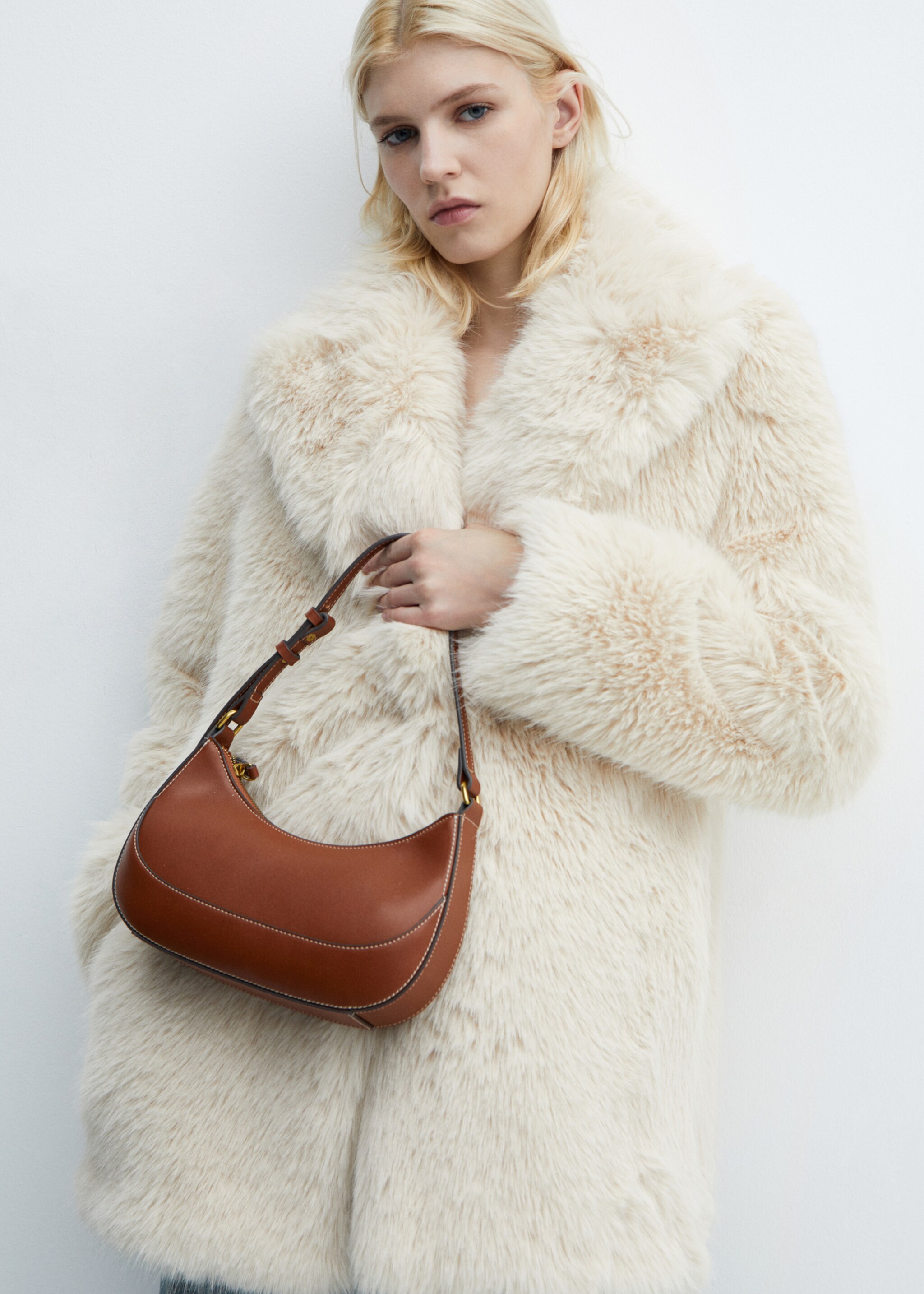 Oval short handle bag - Details of the article 9, Leather. Ref: 57021035-00.