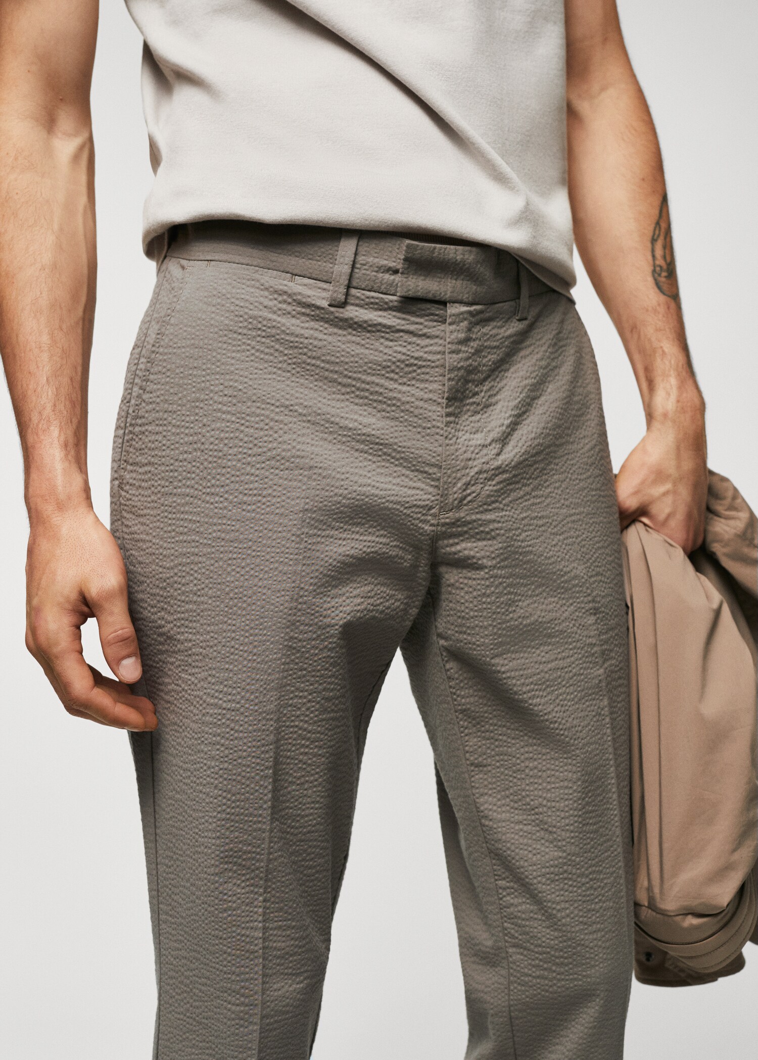 Slim-fit seersucker stretch trousers - Details of the article 1