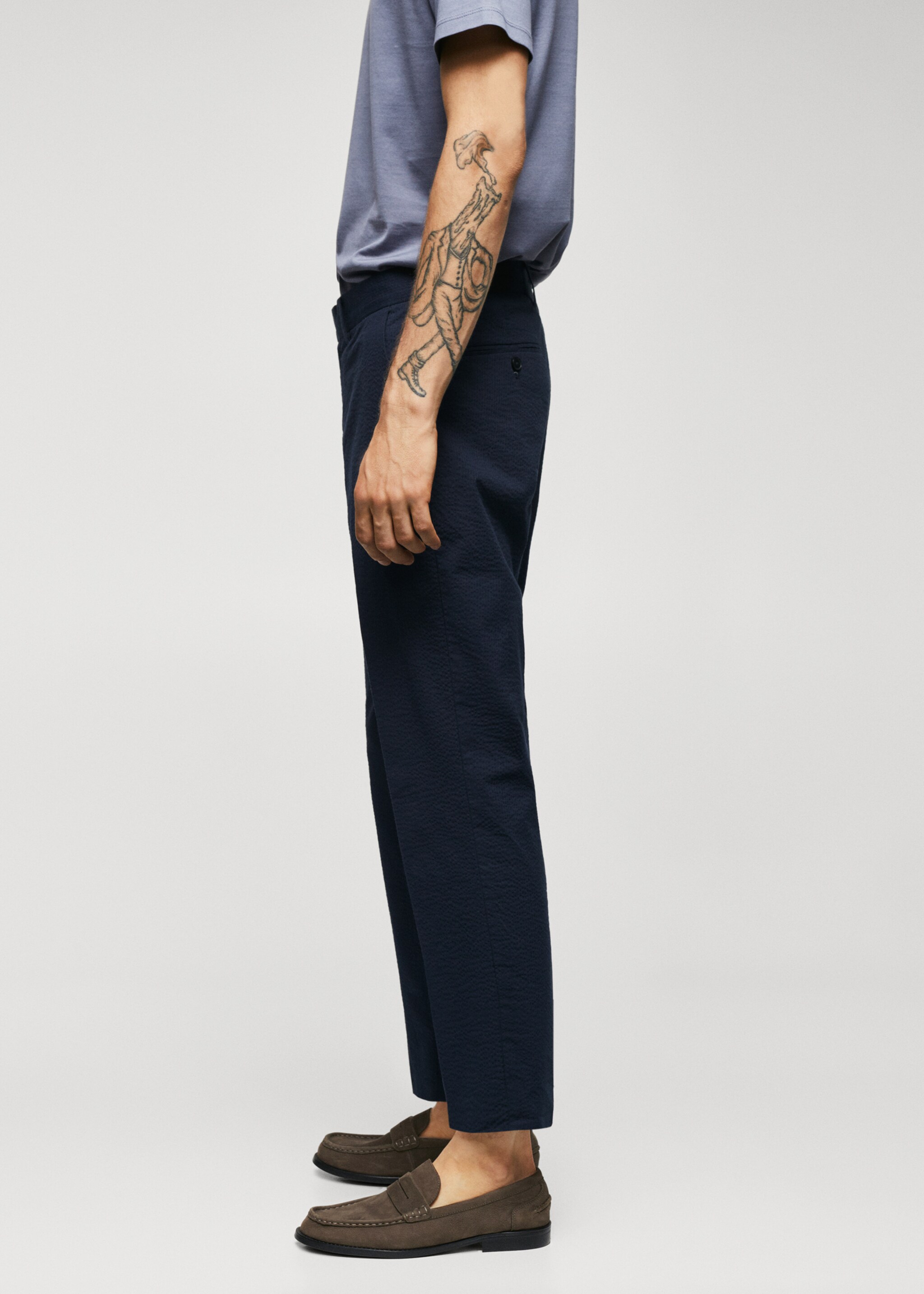 Slim-fit seersucker stretch trousers - Details of the article 2, Navy. Ref: 57022507-00.