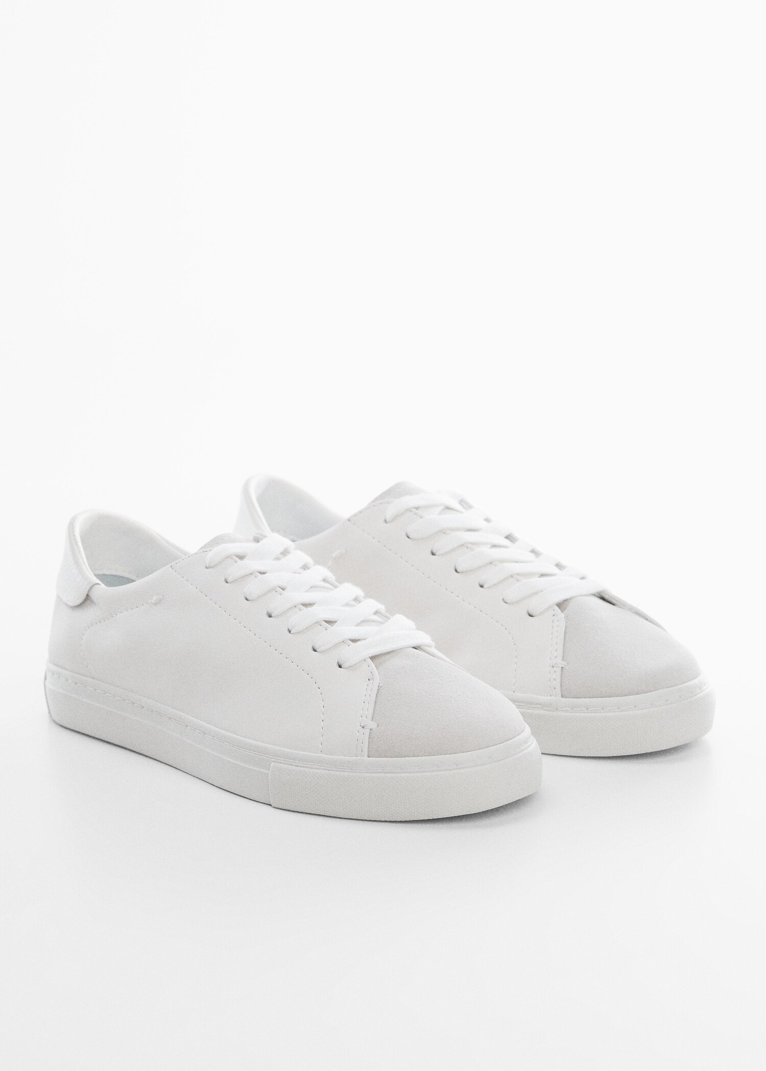 Sneakersy skórzane wstawki - Plan średni