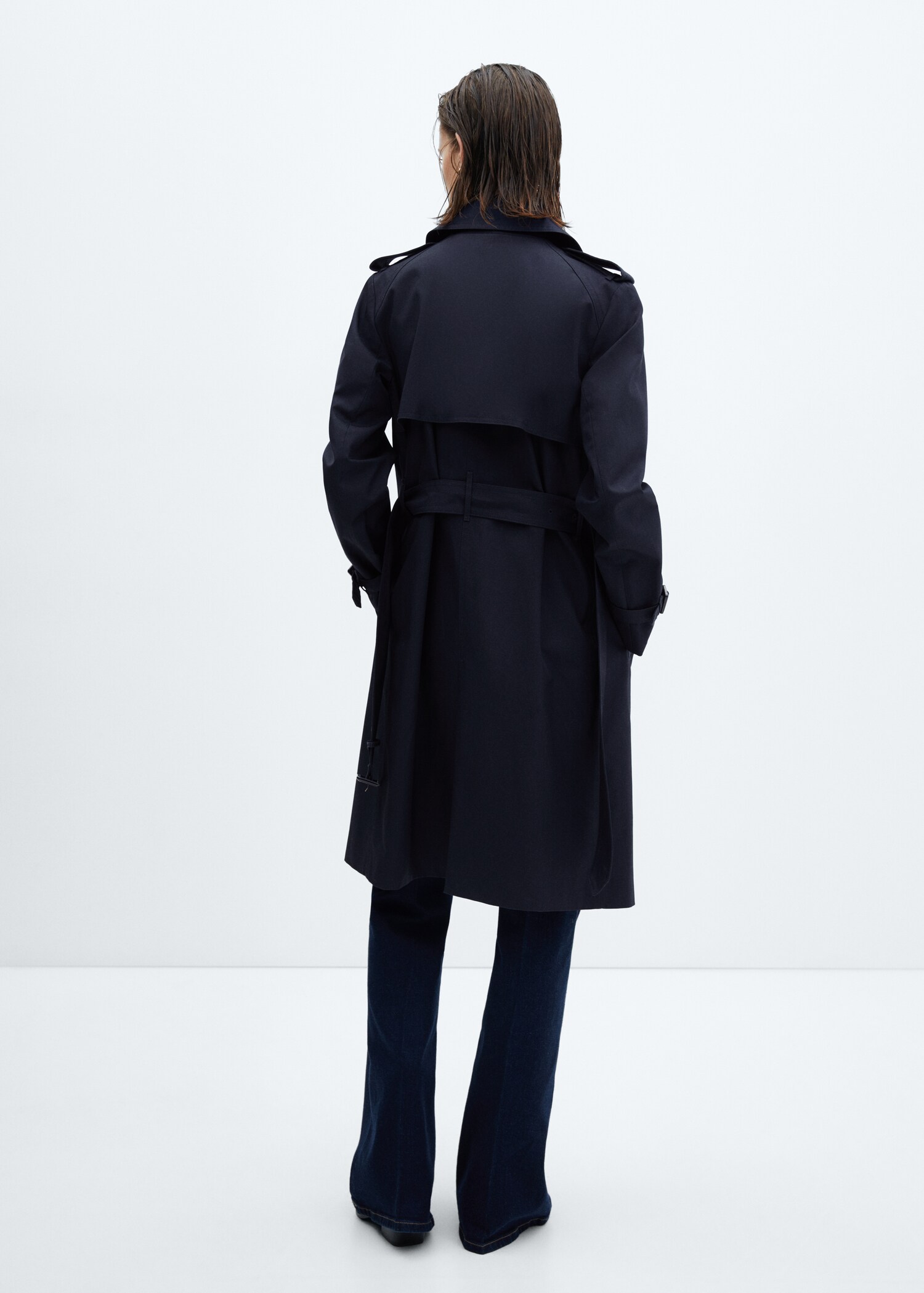 Klassischer Trenchcoat mit Gürtel - Rückseite des Artikels