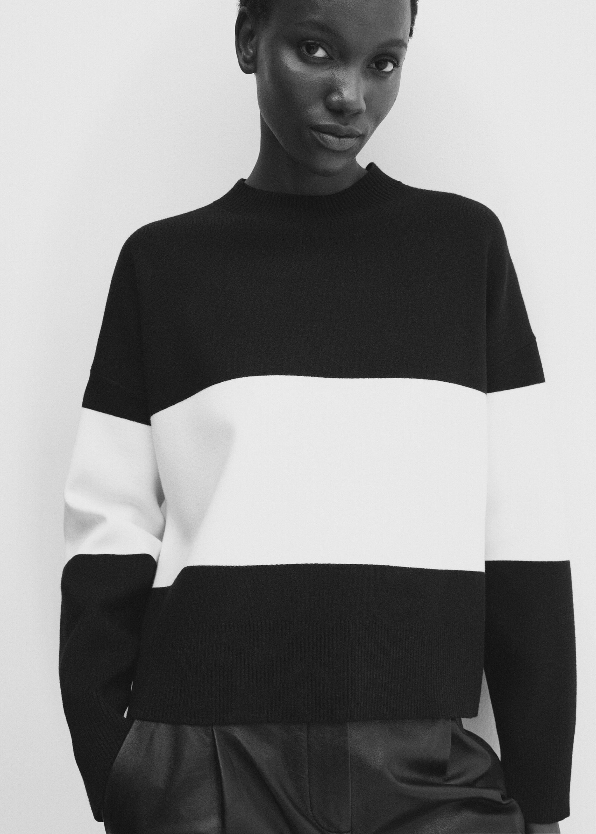 Svetr oversize s proužky - Detail zboží 2, Černá. Ref: 57023799-00.