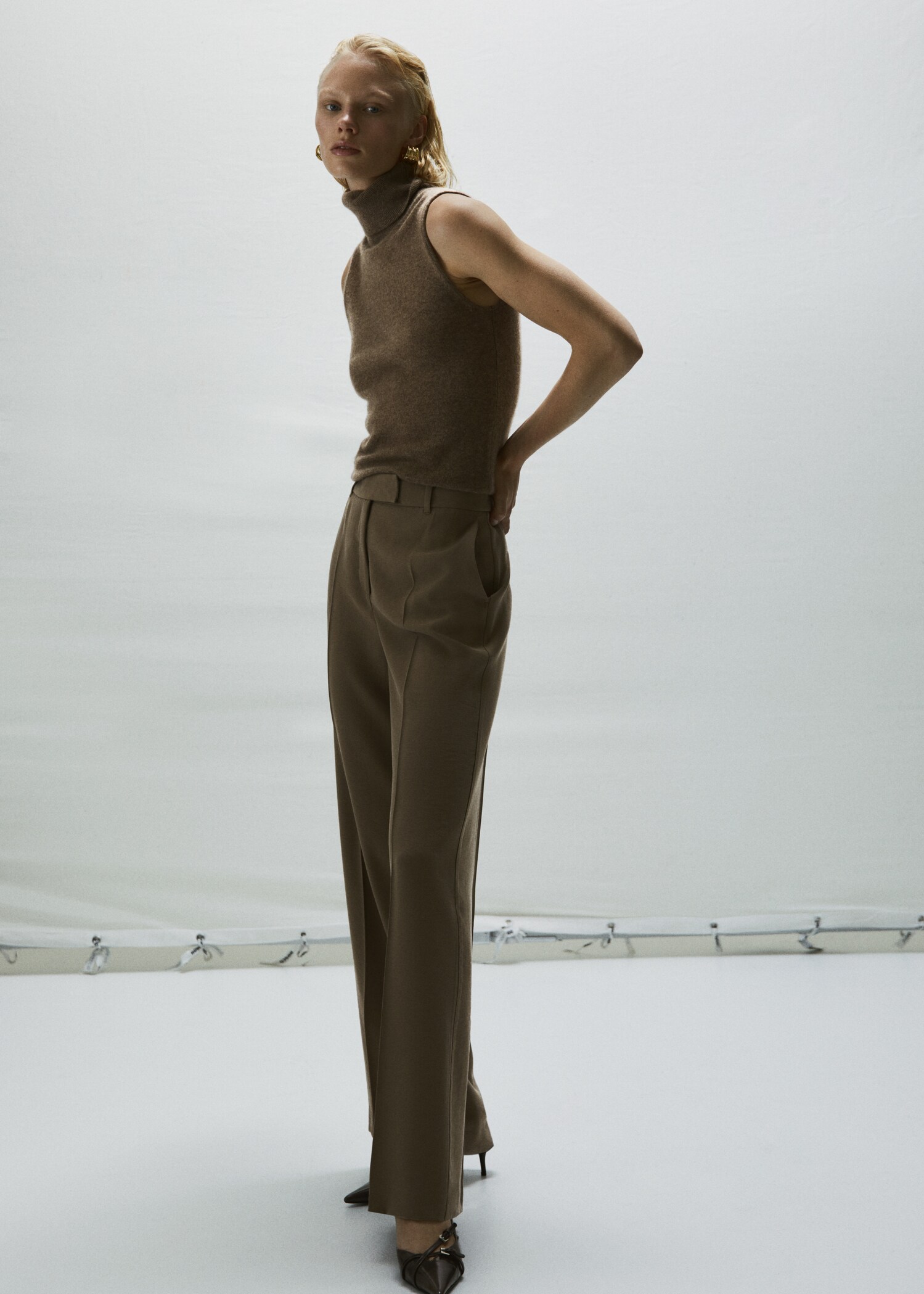 Low-waist wide-leg trousers - Details of the article 7
