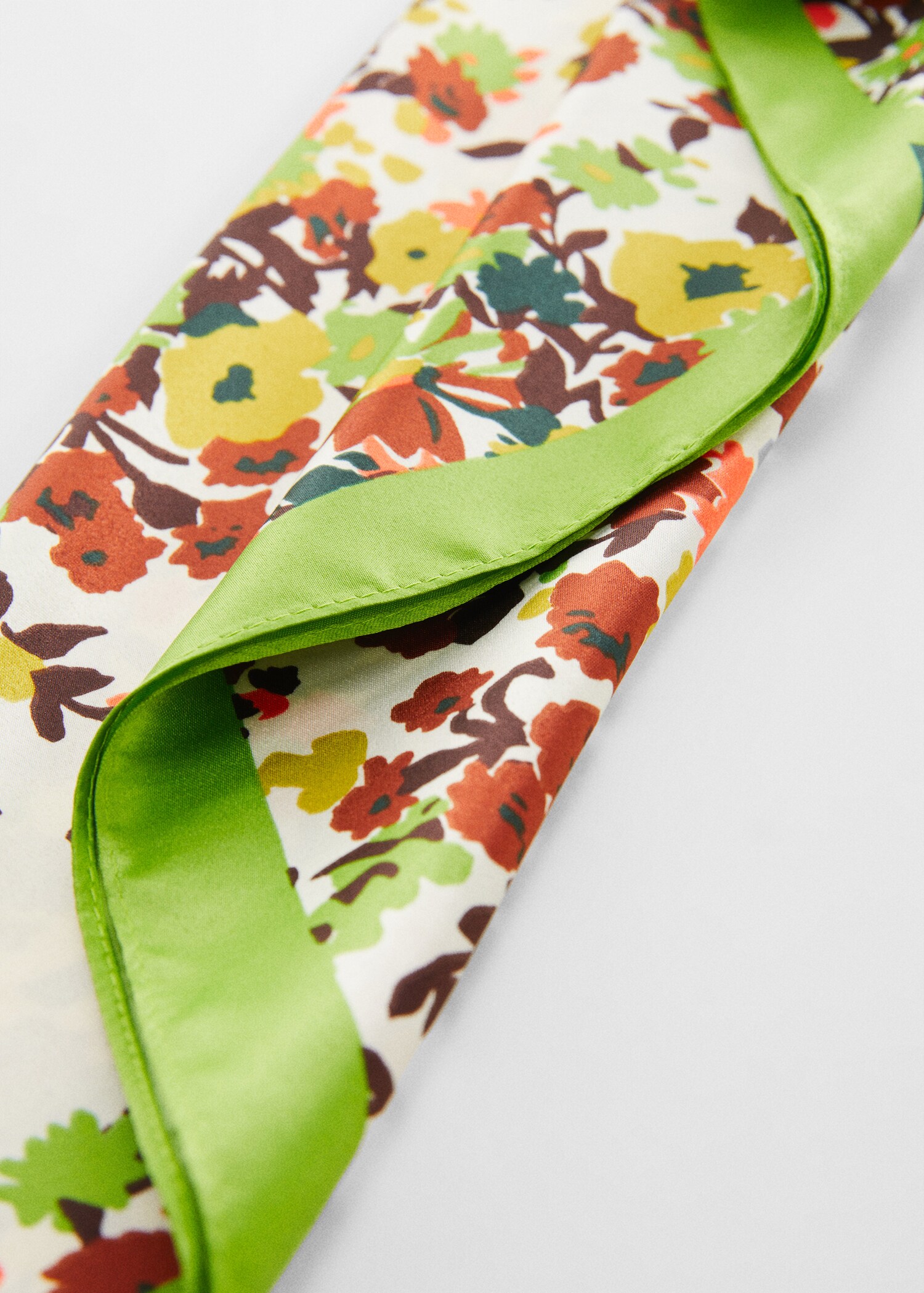 Tuch mit Blumenprint - Mittlere Ansicht