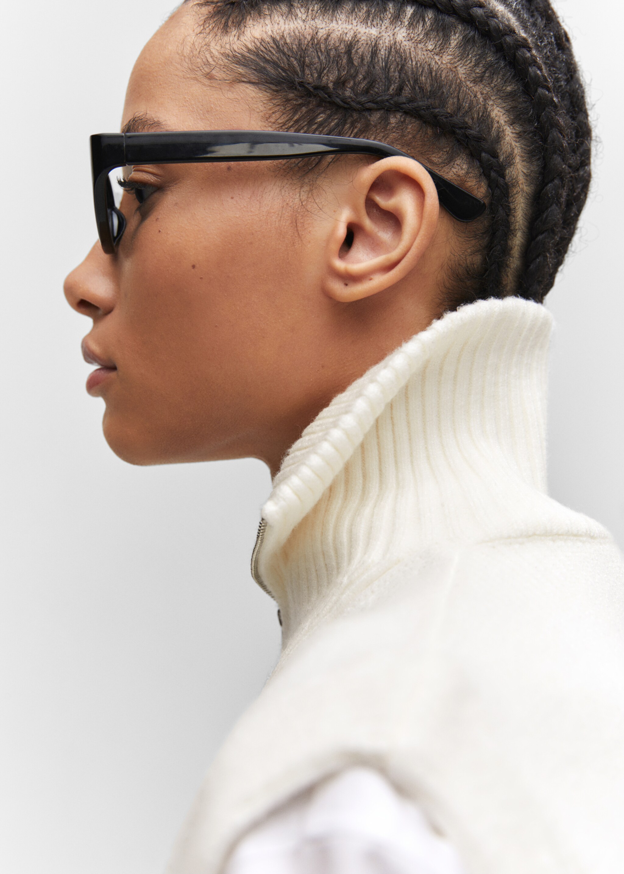 Knitted gilet with zip - Details of the article 1, Ecru. Ref: 57024397-00.