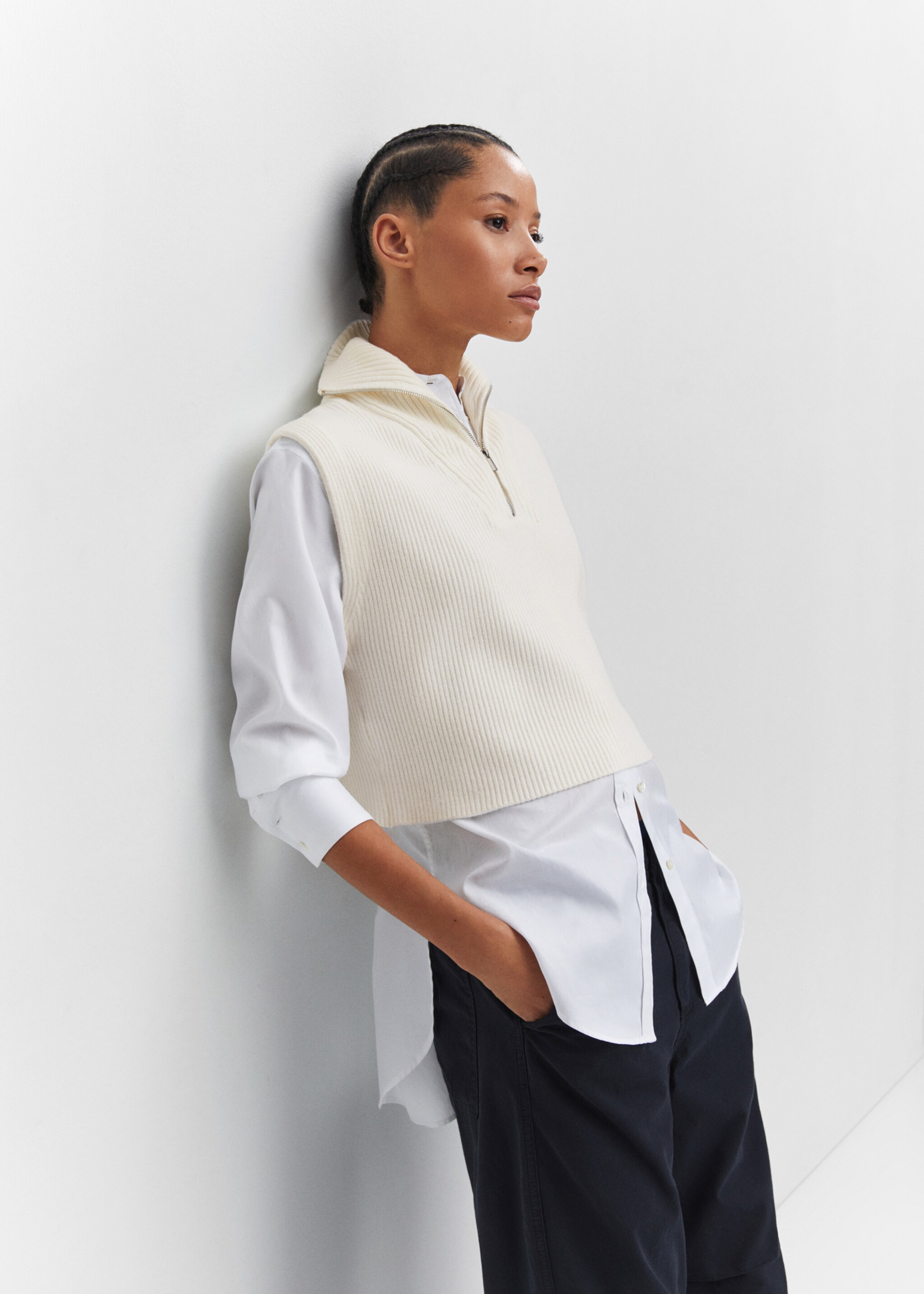 Knitted gilet with zip - Details of the article 2, Ecru. Ref: 57024397-00.