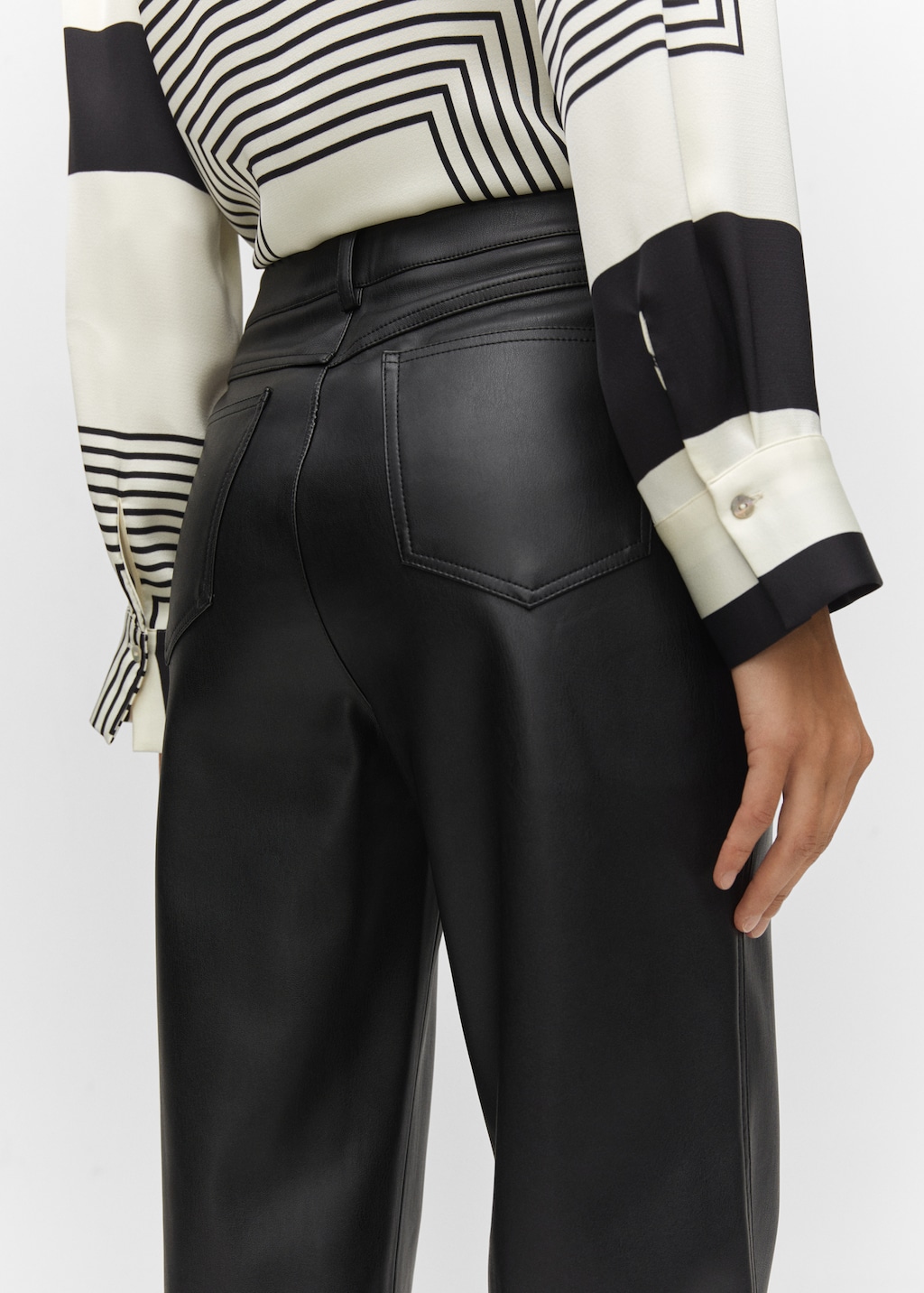 Pantaloni diritti similpelle Donna MANGO OUTLET Italia