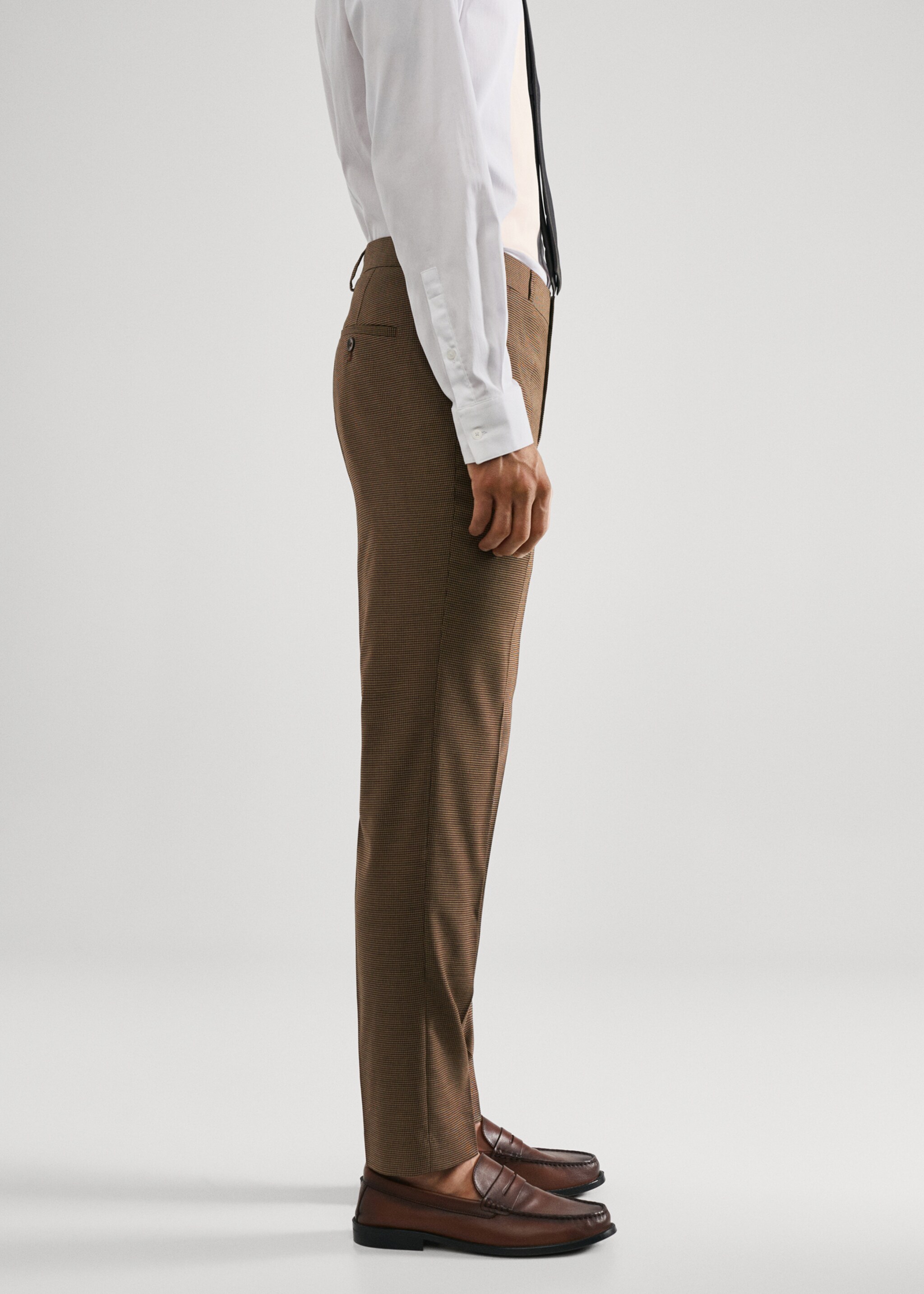 Super Slim Fit-Anzughose aus Stretchstoff - Detail des Artikels 2, Braun. Ref: 57024762-00.
