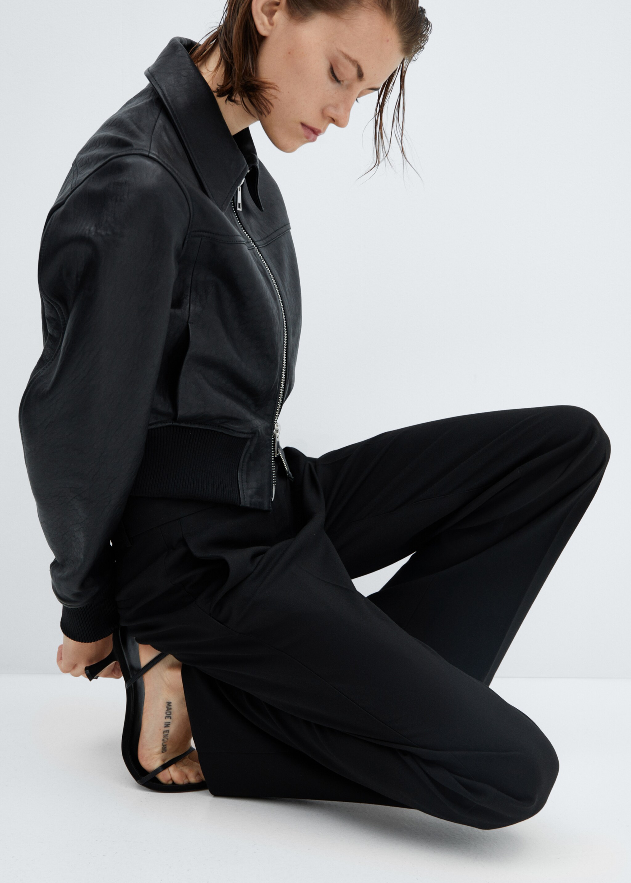 Straight trousers with side button - Details of the article 2, Black. Ref: 57026727-00.