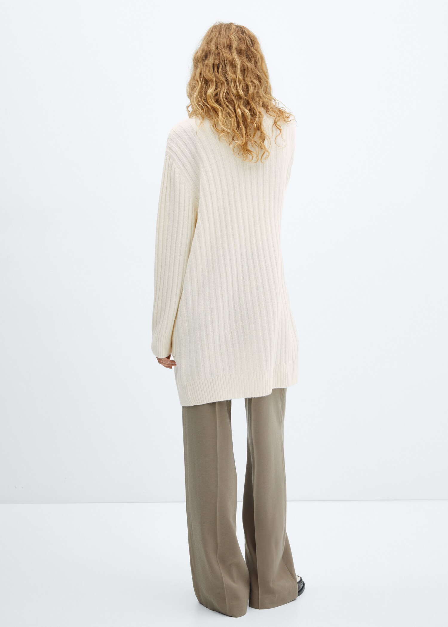 Langer Cardigan mit Rippstruktur - Rückseite des Artikels