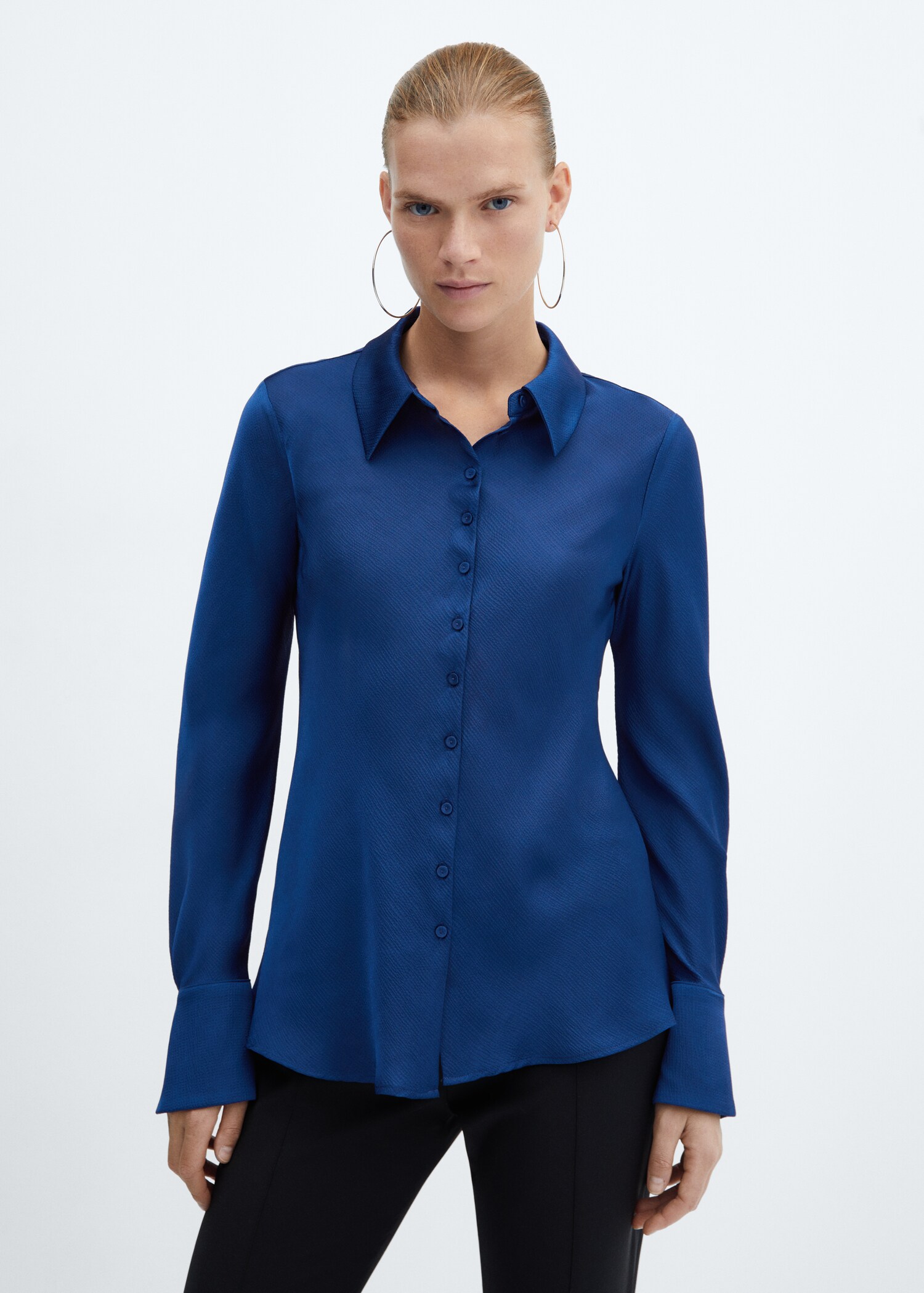 Camisa textura satinada - Plano medio