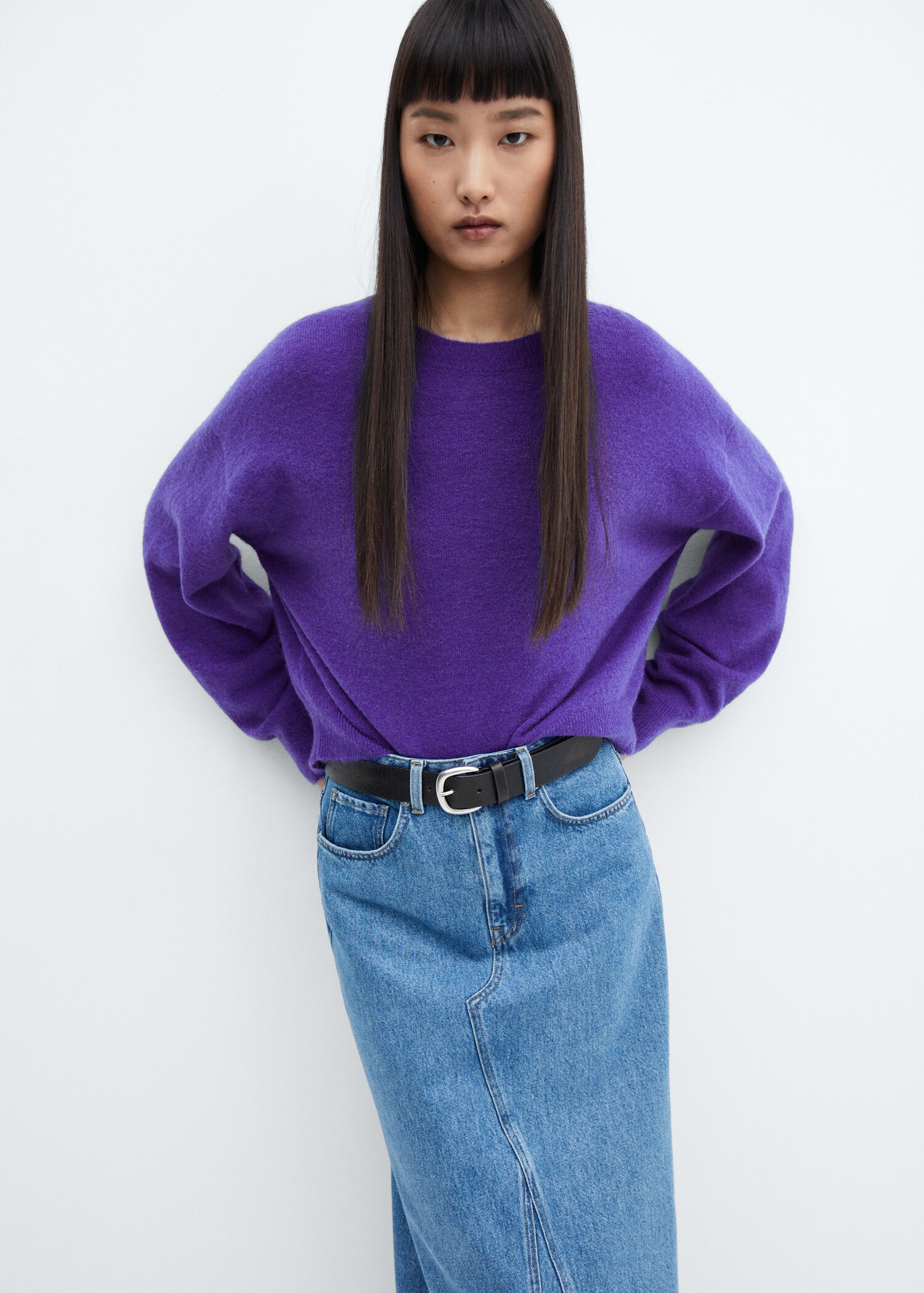Round-neck knitted sweater - Medium plane