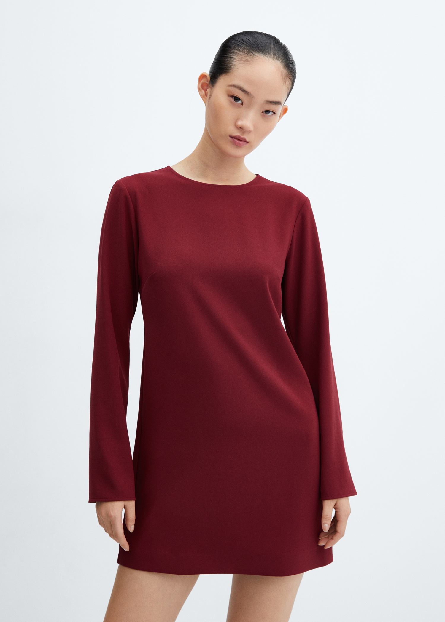 Vestido corto manga larga - Plano medio