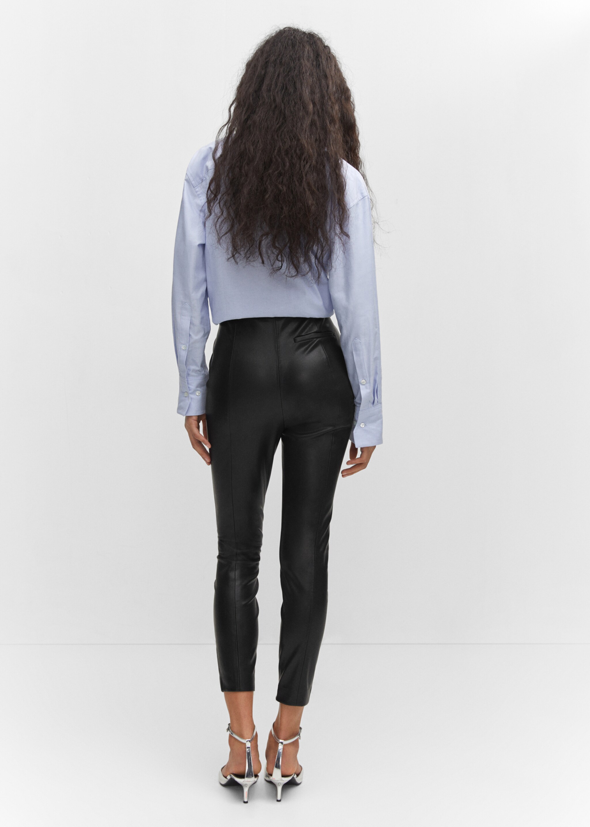 Leggings läderimitation öppningar - Artikelns baksida