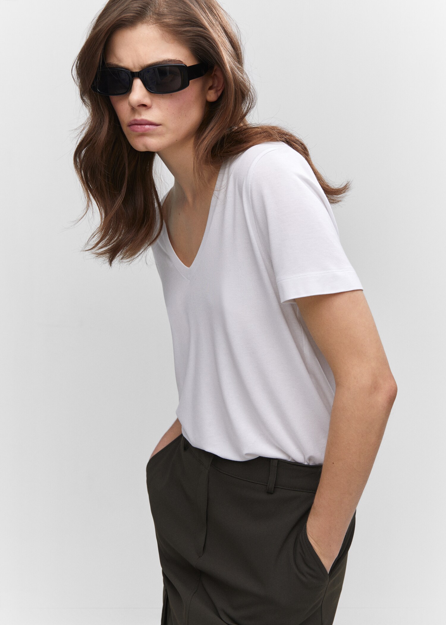 Camiseta cuello pico - Plano medio