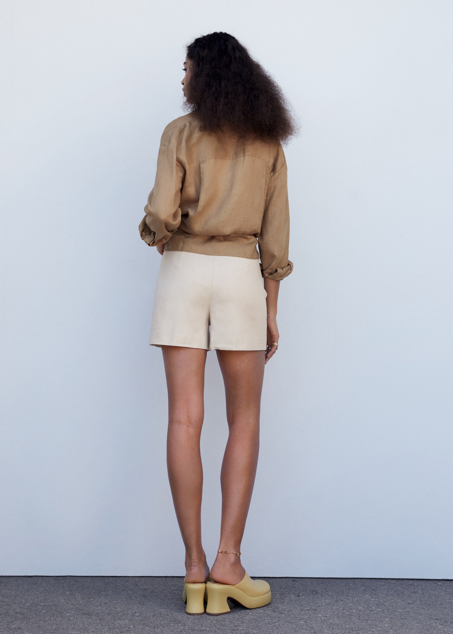High-waist linen shorts - Reverse of the article