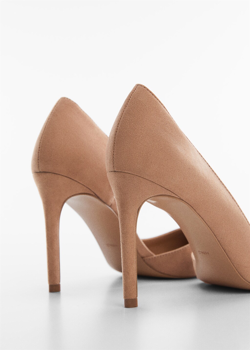 Schoen met asymmetrische hak