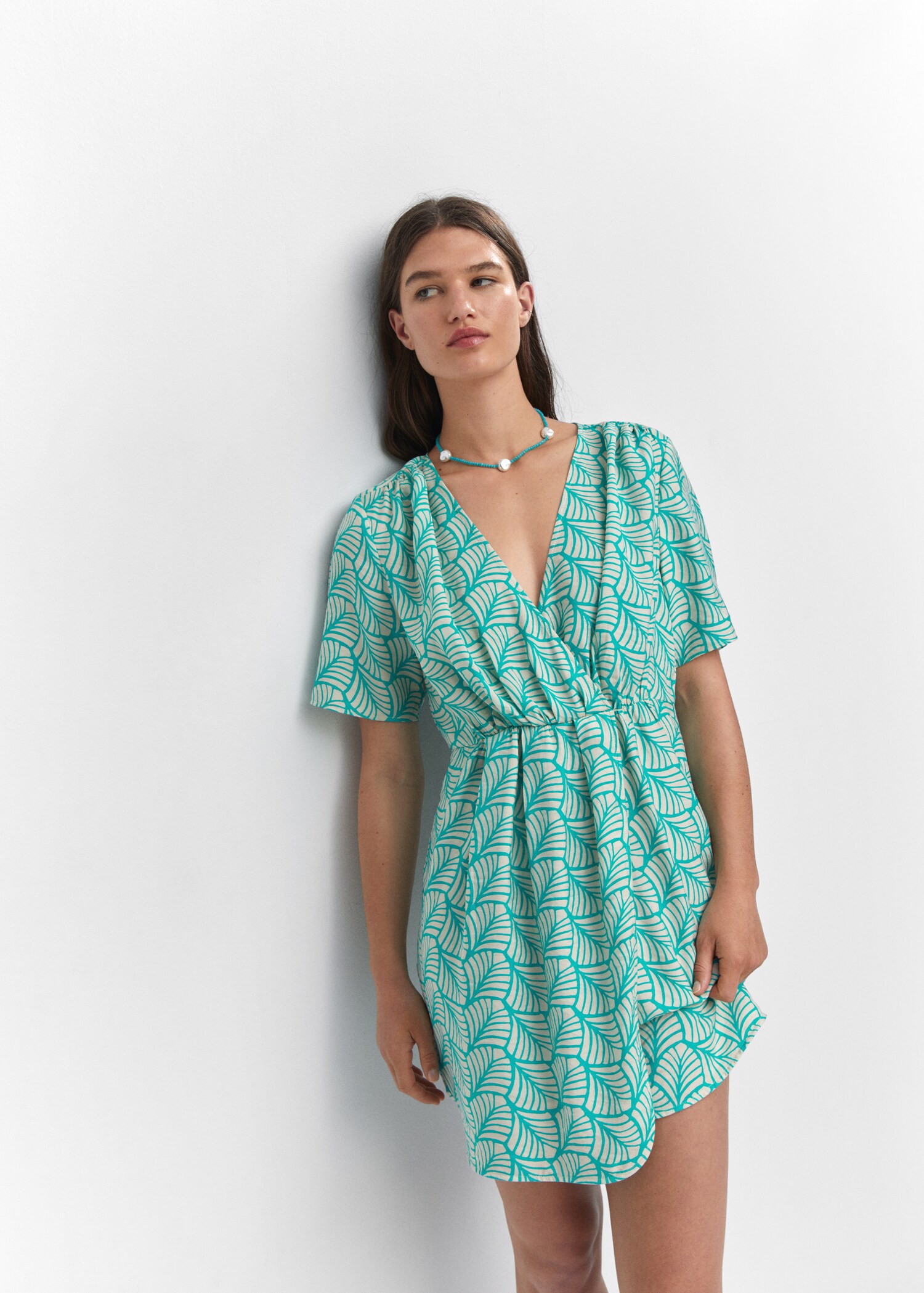 Gemustertes kurzes Kleid in Wickel-Optik - Detail des Artikels 2
