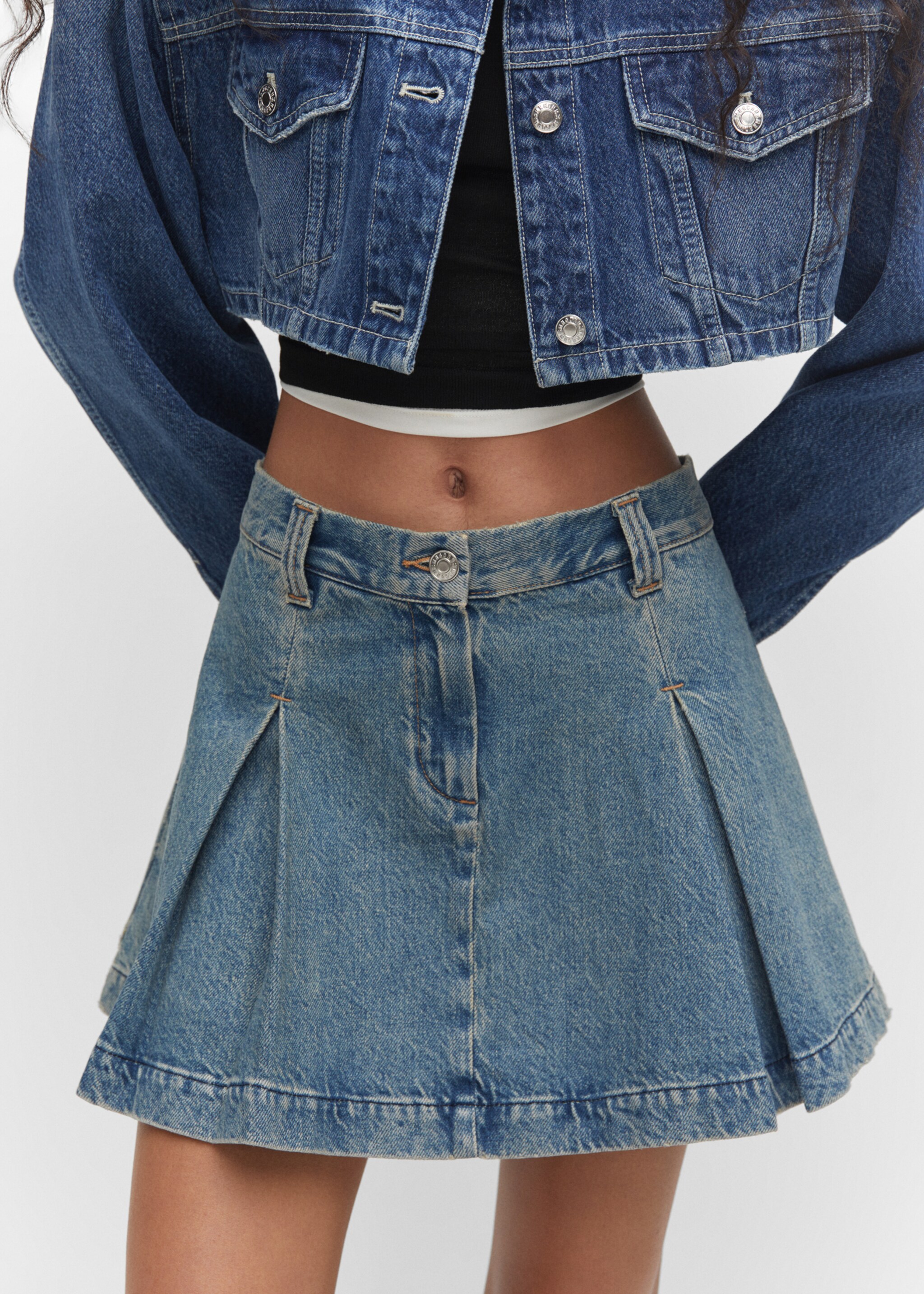 Pleated denim mini-skirt - Details of the article 6, Medium Vintage Blue. Ref: 57033804-00.