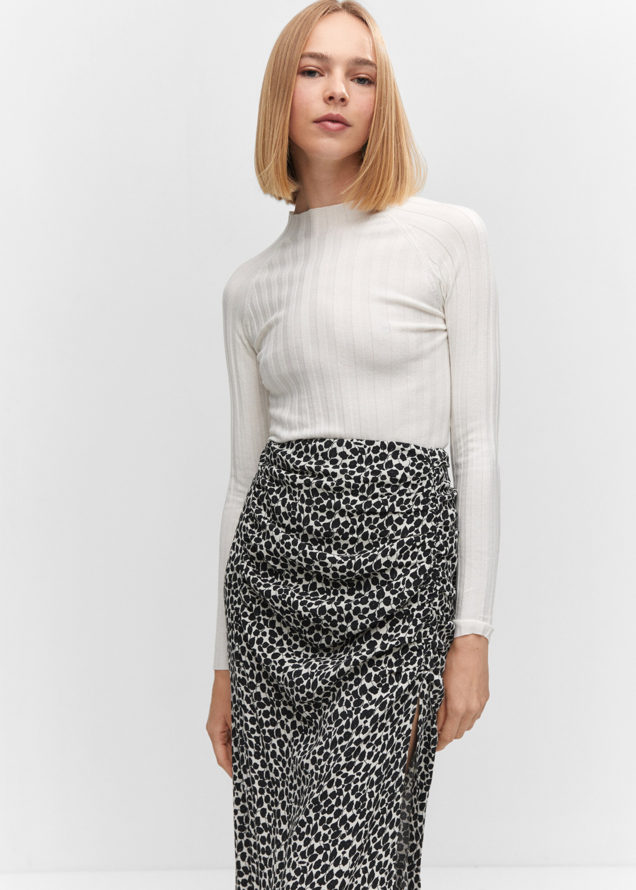 Printed skirt with slit - Details of the article 1