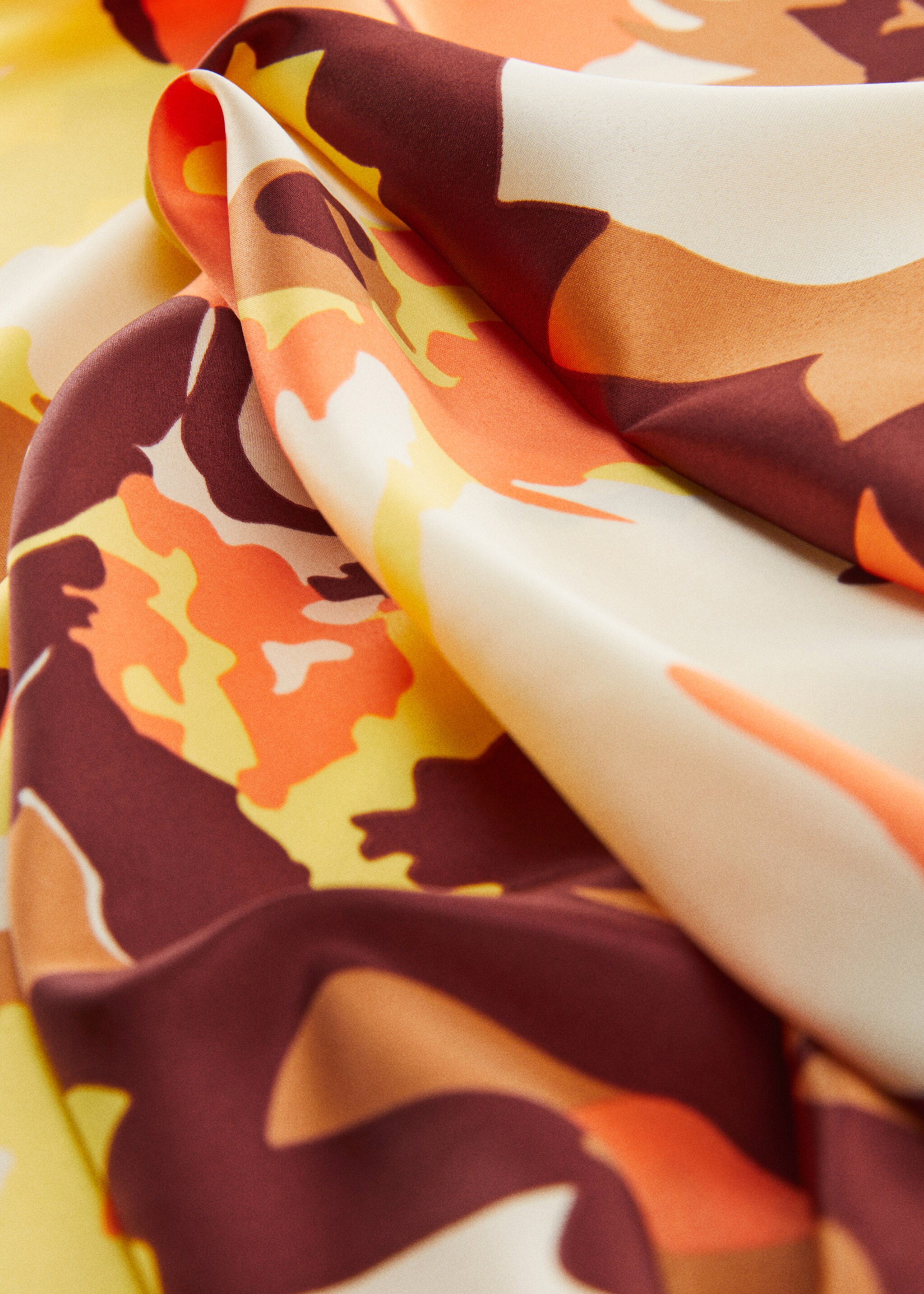 Foulard imprimé à fleurs - Plan moyen