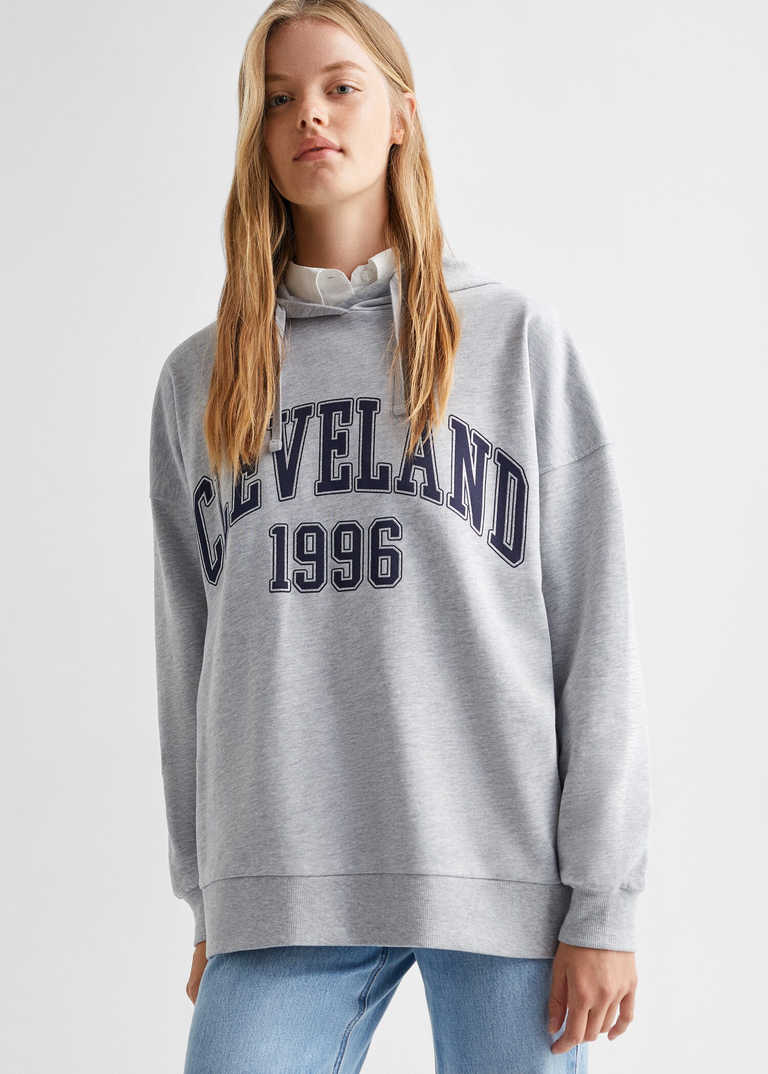 Sudadera capucha mensaje - Plano medio