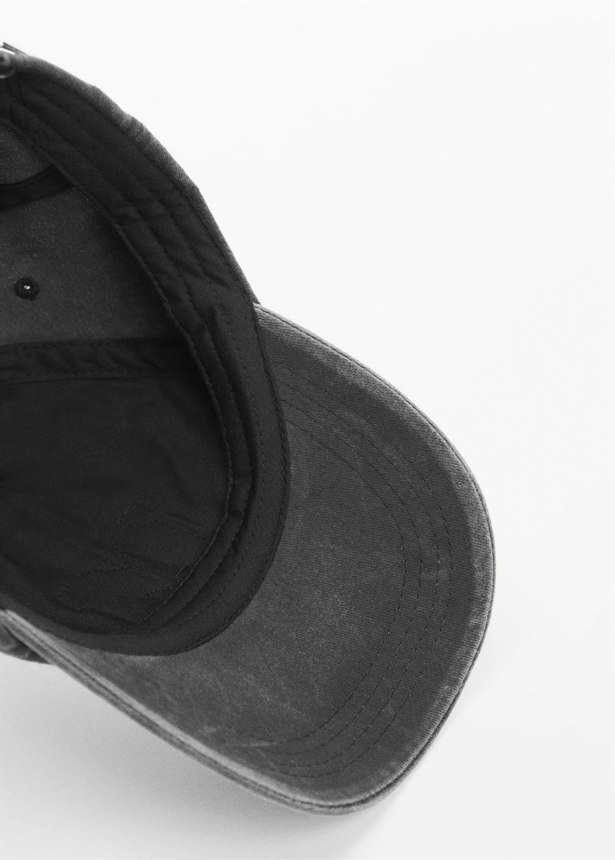 Cap with sheepskin detail  - Details of the article 2