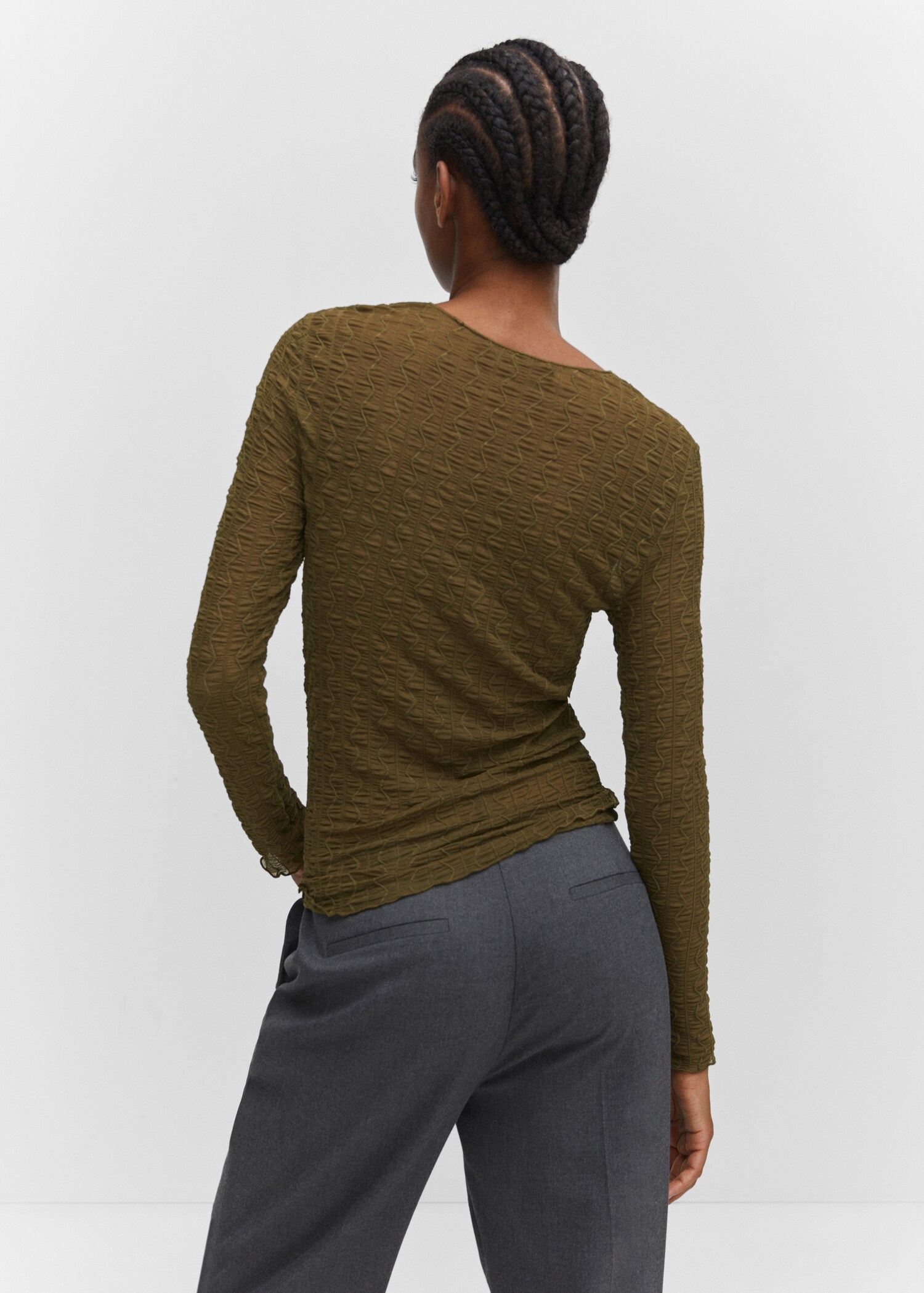 Long-sleeved t-shirt with ruffles - Reverse of the article
