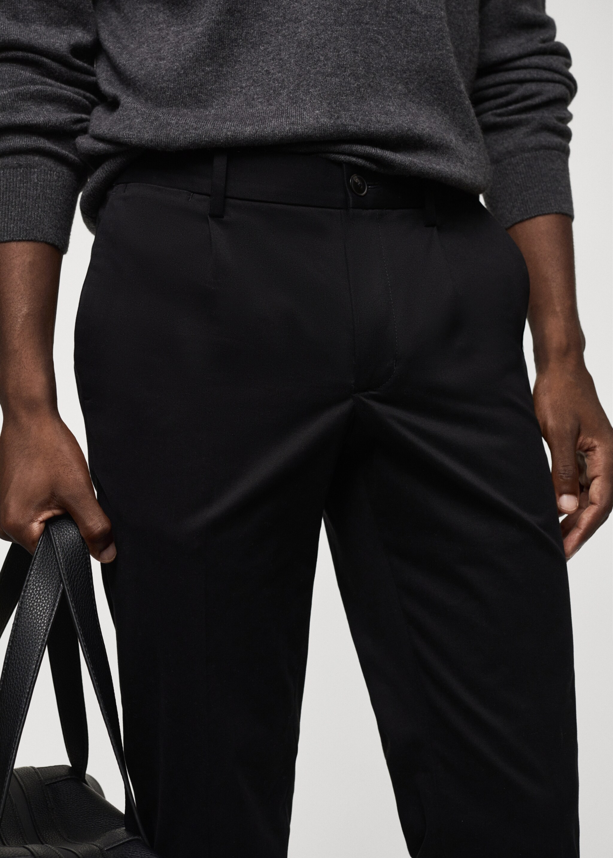 Slim-fit pleated cotton chinos - Details of the article 1, Black. Ref: 57034392-00.