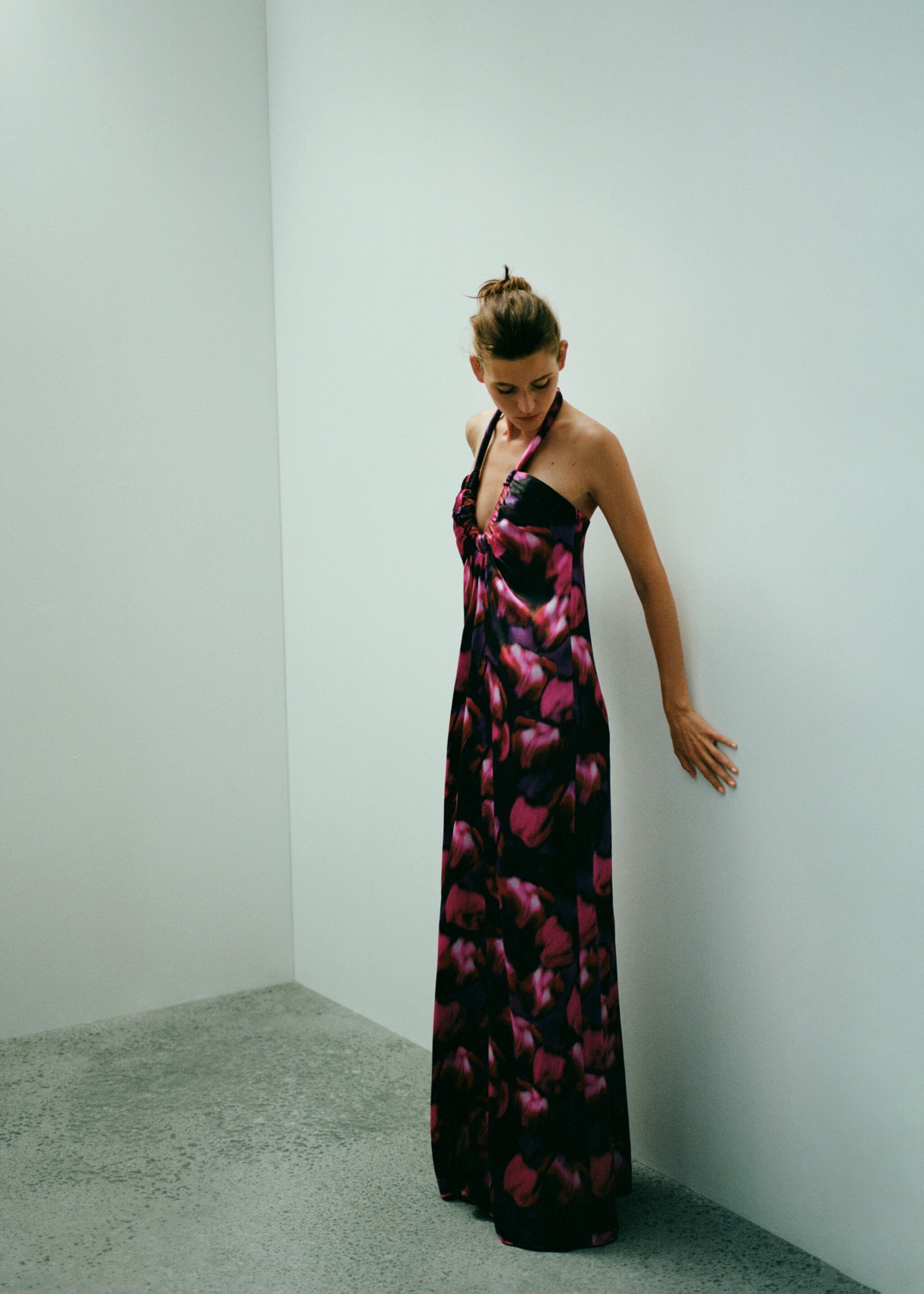 Low-cut printed silk dress - Details of the article 6