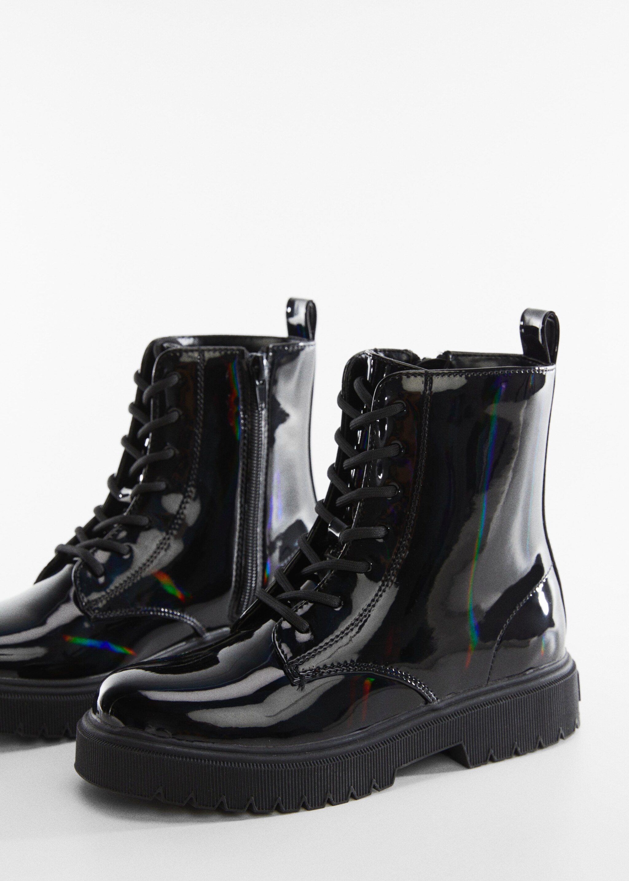 Geschnürte Lackleder-Stiefelette - Mittlere Ansicht, Schwarz. Ref: 57035787-00.