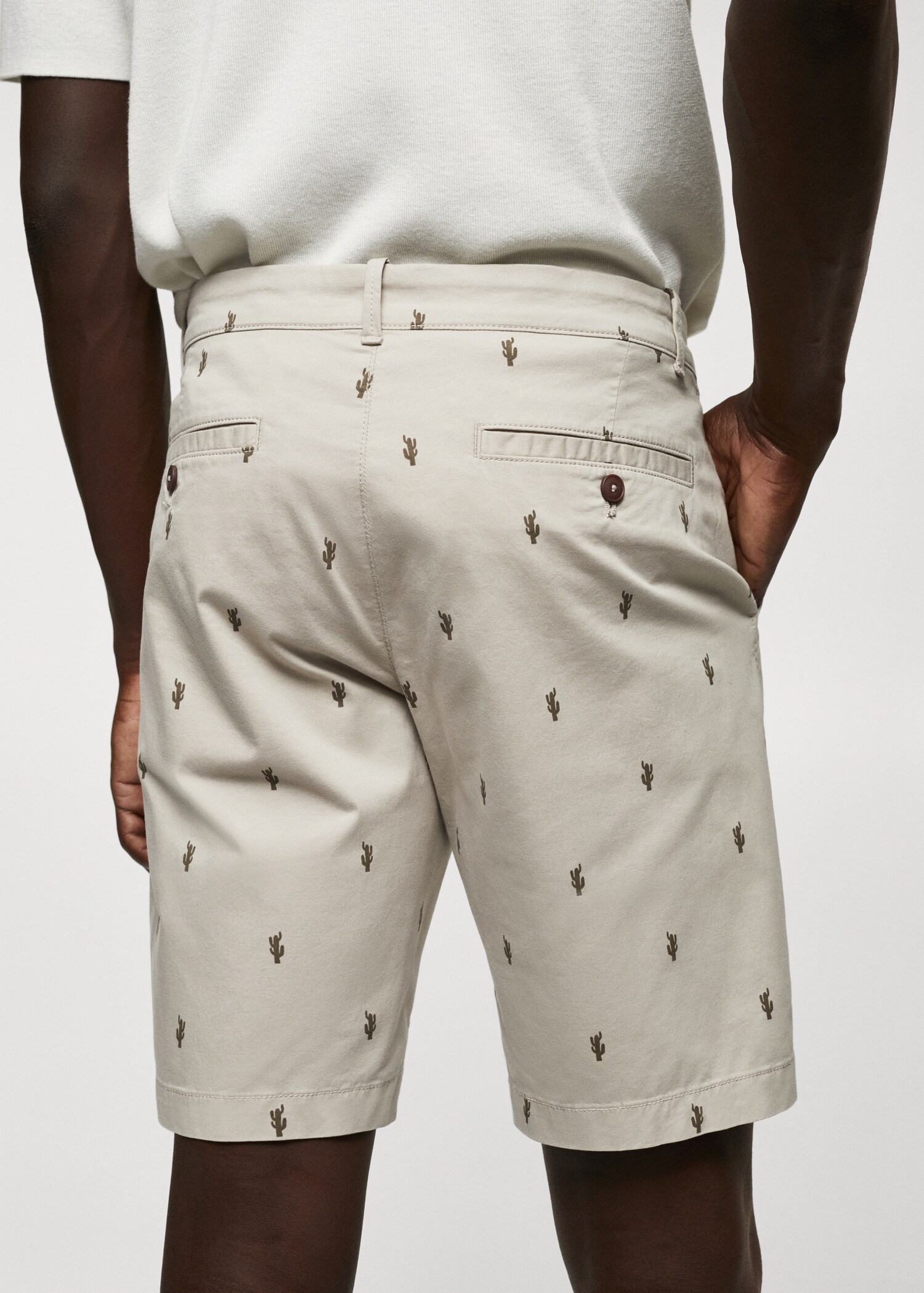 Slim Fit-Bermudashorts aus Baumwolle mit Mikro-Print - Detail des Artikels 4