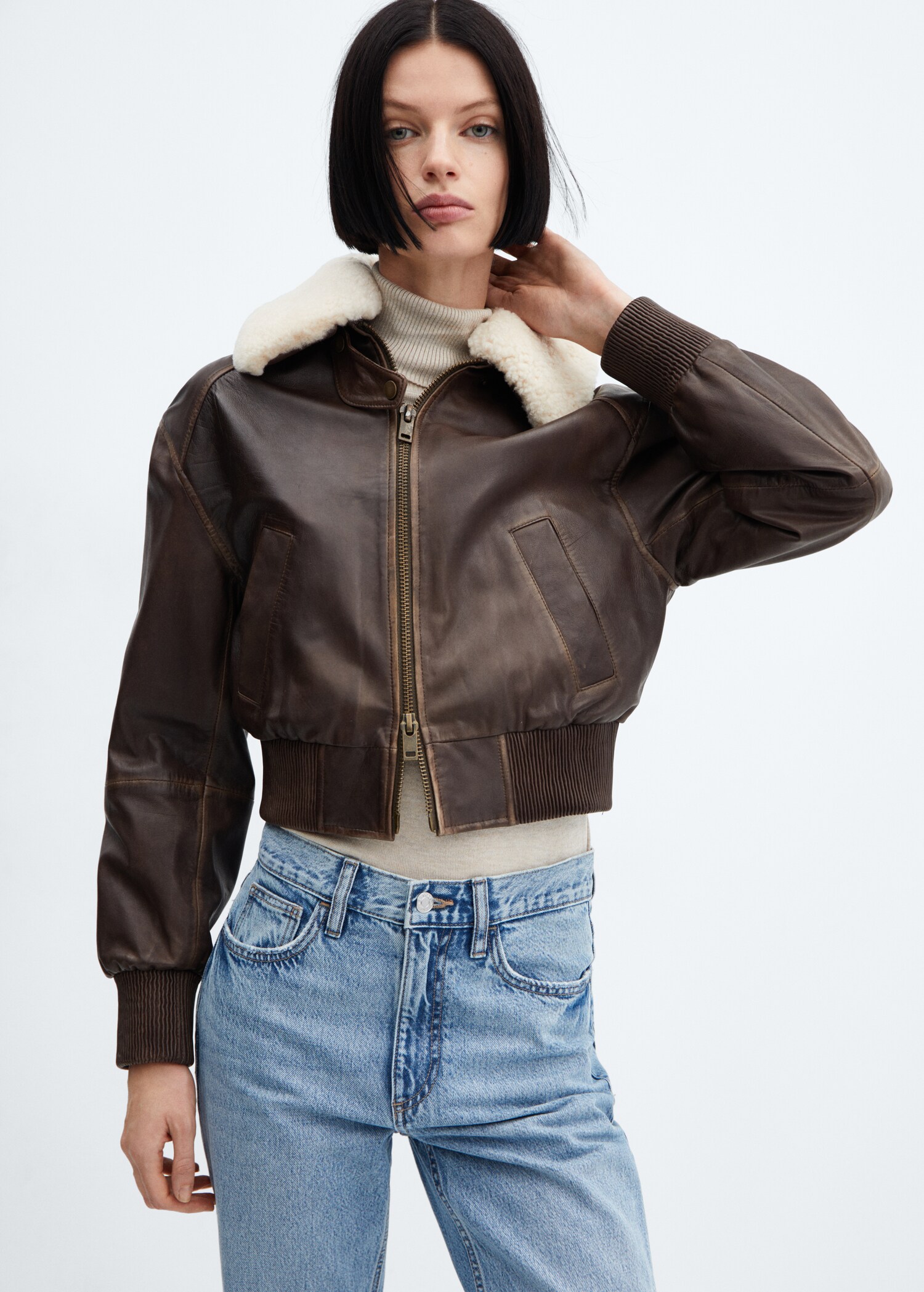 Leather bomber jacket with shearling collar - Details of the article 2