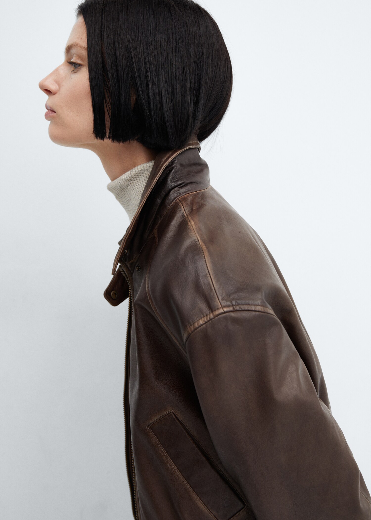 Leather bomber jacket with shearling collar - Details of the article 6