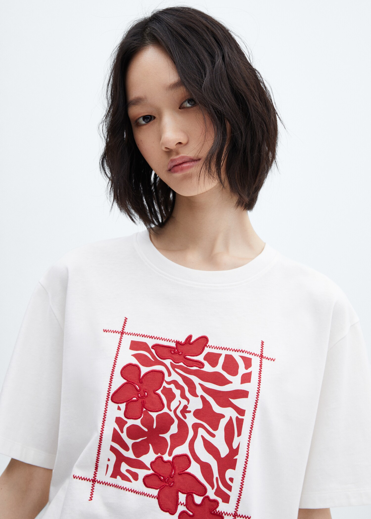 Embroidered details print t-shirt - Details of the article 1