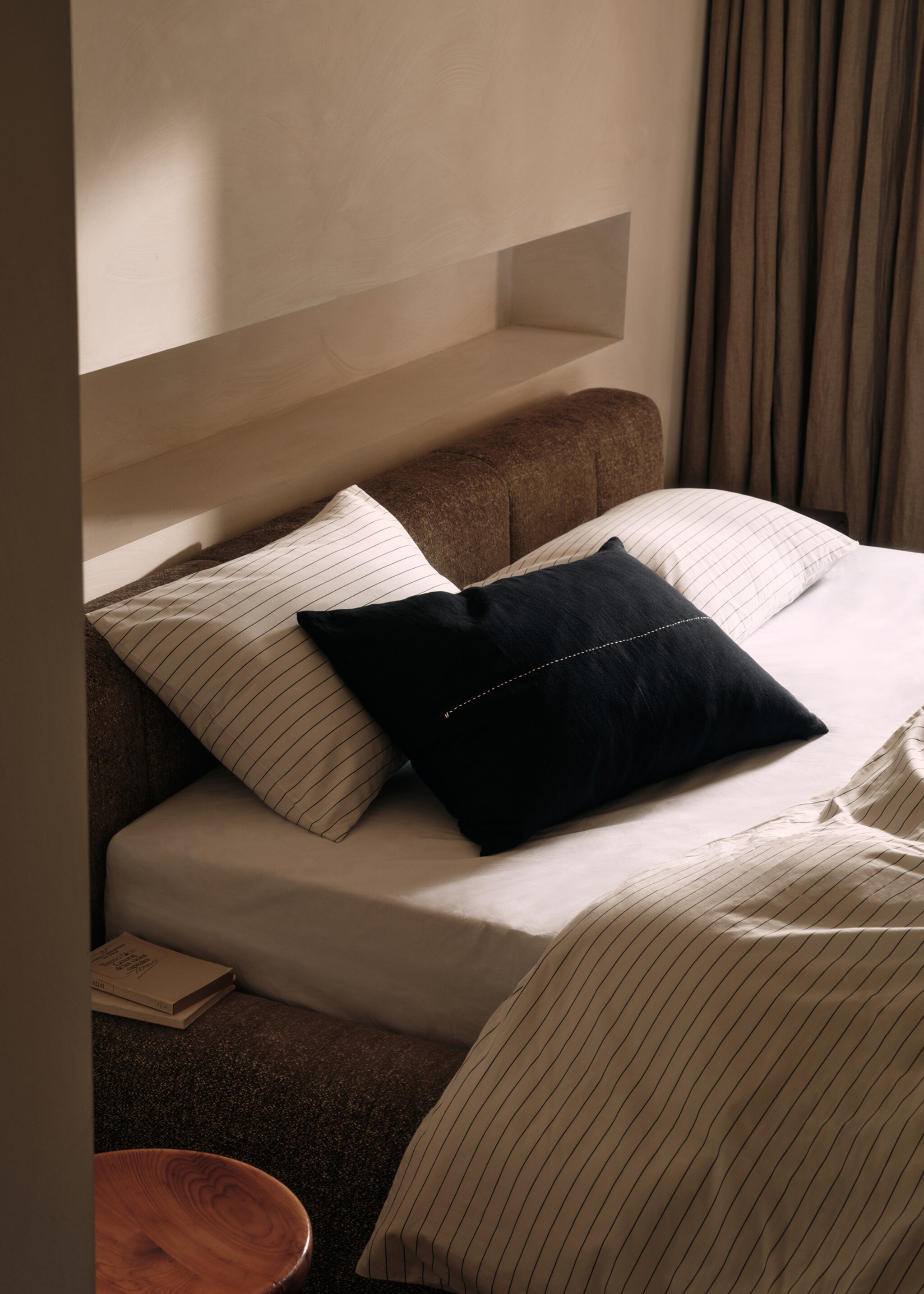 Cushion cover with stitch detail 50x75cm - Details of the article 9
